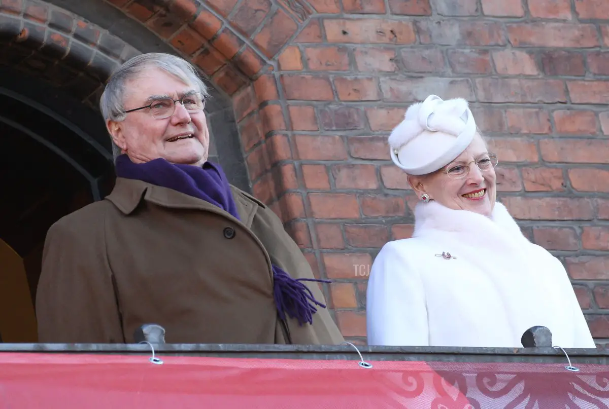 Il principe Henrik di Danimarca e la regina Margrethe II di Danimarca salutano la folla durante la cerimonia ufficiale per celebrare i 40 anni di regno presso il municipio il 14 gennaio 2012 a Copenaghen, Danimarca