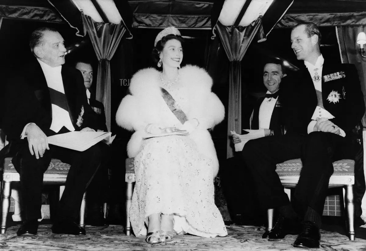 La regina Elisabetta II affiancata dal Duca di Edimburgo (L) e dal presidente francese Rene Coty a bordo della barca 'Borde Fretigny' a Parigi durante una visita di stato in Francia il 10 aprile 1957