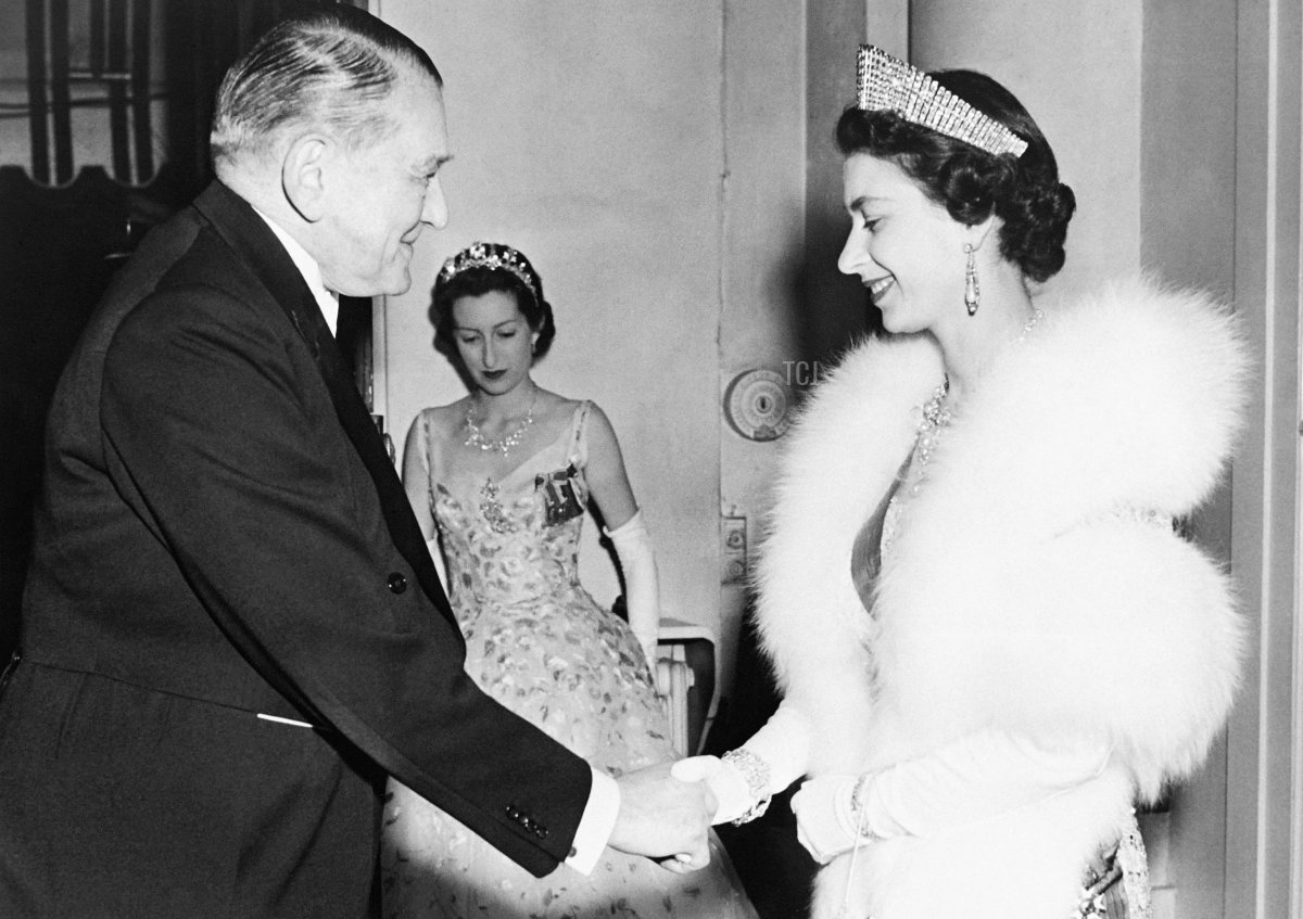 Il presidente francese Rene Coty dà il benvenuto alla regina Elisabetta II a Parigi durante una visita di stato in Francia nell'aprile del 1957