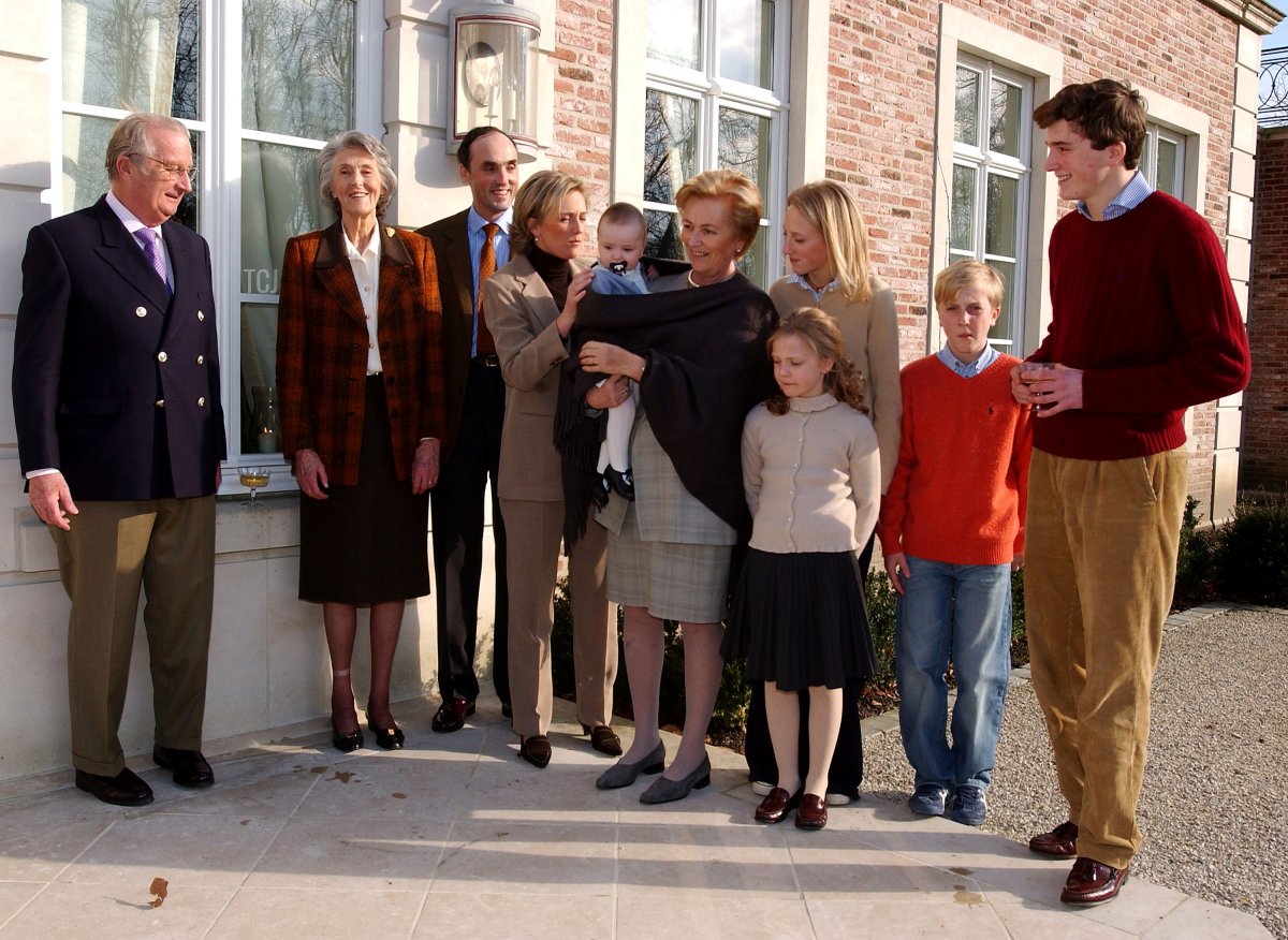 Re Alberto, arciduchessa Margherita, principe Lorenz, principe Joachim, principessa Astrid, principessa Louisa-Maria e principe Amedeo partecipano a un photocall per celebrare il diciottesimo compleanno del principe Amedeo il 20 febbraio 2004 a Bruxelles, Belgio