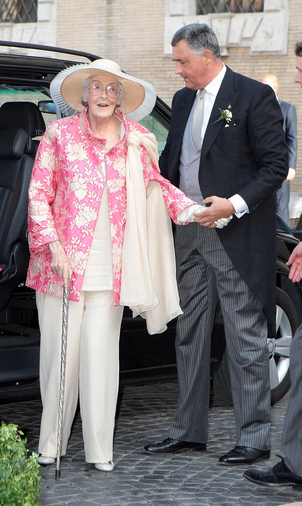 Gli ospiti arrivano al matrimonio del principe Amedeo del Belgio e Elisabetta Maria Rosboch Von Wolkenstein alla Basilica di Santa Maria in Trastevere il 5 luglio 2014 a Roma, Italia