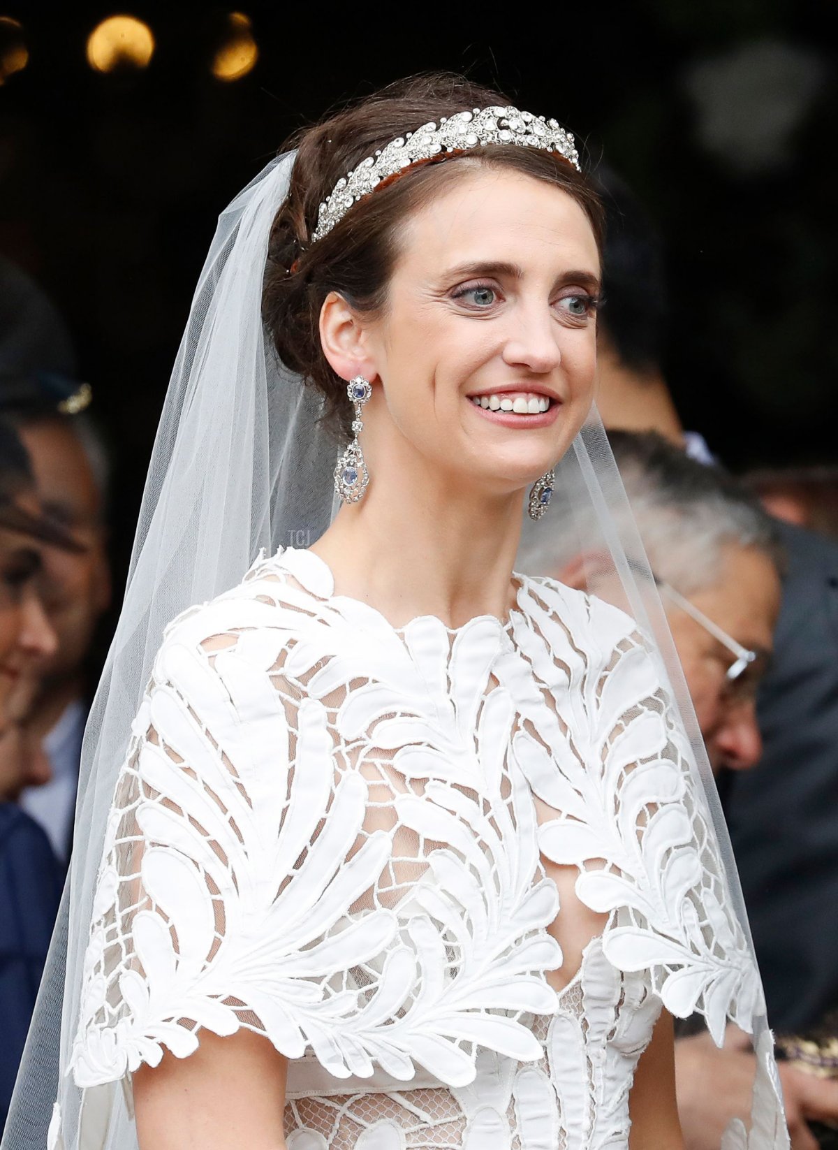 Principe Jean-Christophe Napoleone e contessa Olympia Arco-Zinneberg lasciano la cattedrale di Saint-Louis-des-Invalides dopo la loro cerimonia di matrimonio a Parigi il 19 ottobre 2019