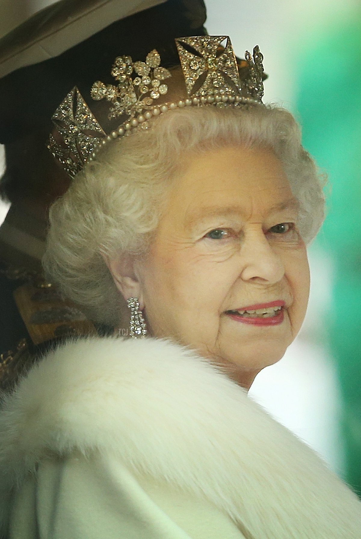 La Regina Elisabetta II viaggia in carrozza per l'Apertura Statale del Parlamento il 9 maggio 2012 a Londra, Inghilterra