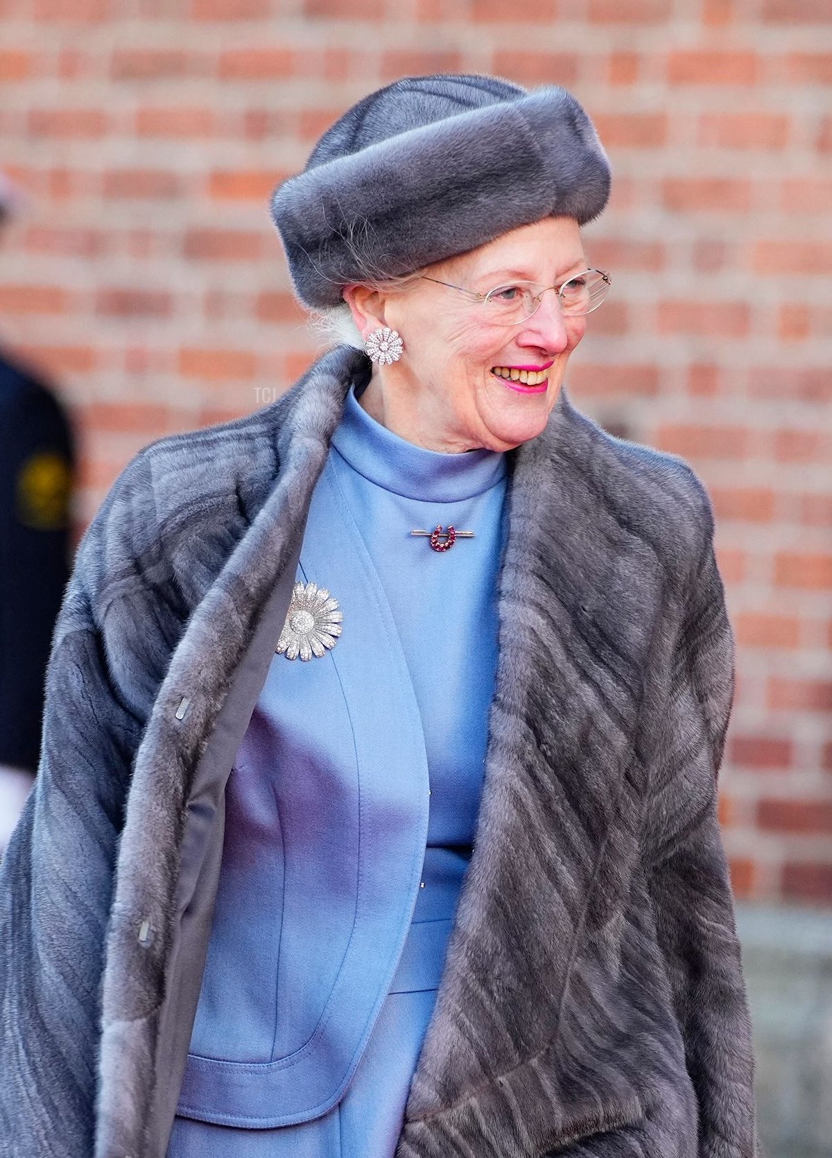 La regina Margrethe II di Danimarca lascia dopo aver visitato la tomba di suo padre, Federico IX di Danimarca, presso la Cattedrale di Roskilde il giorno del 50° anniversario dell'inizio del suo regno, a Roskilde, Danimarca, il 14 gennaio 2022