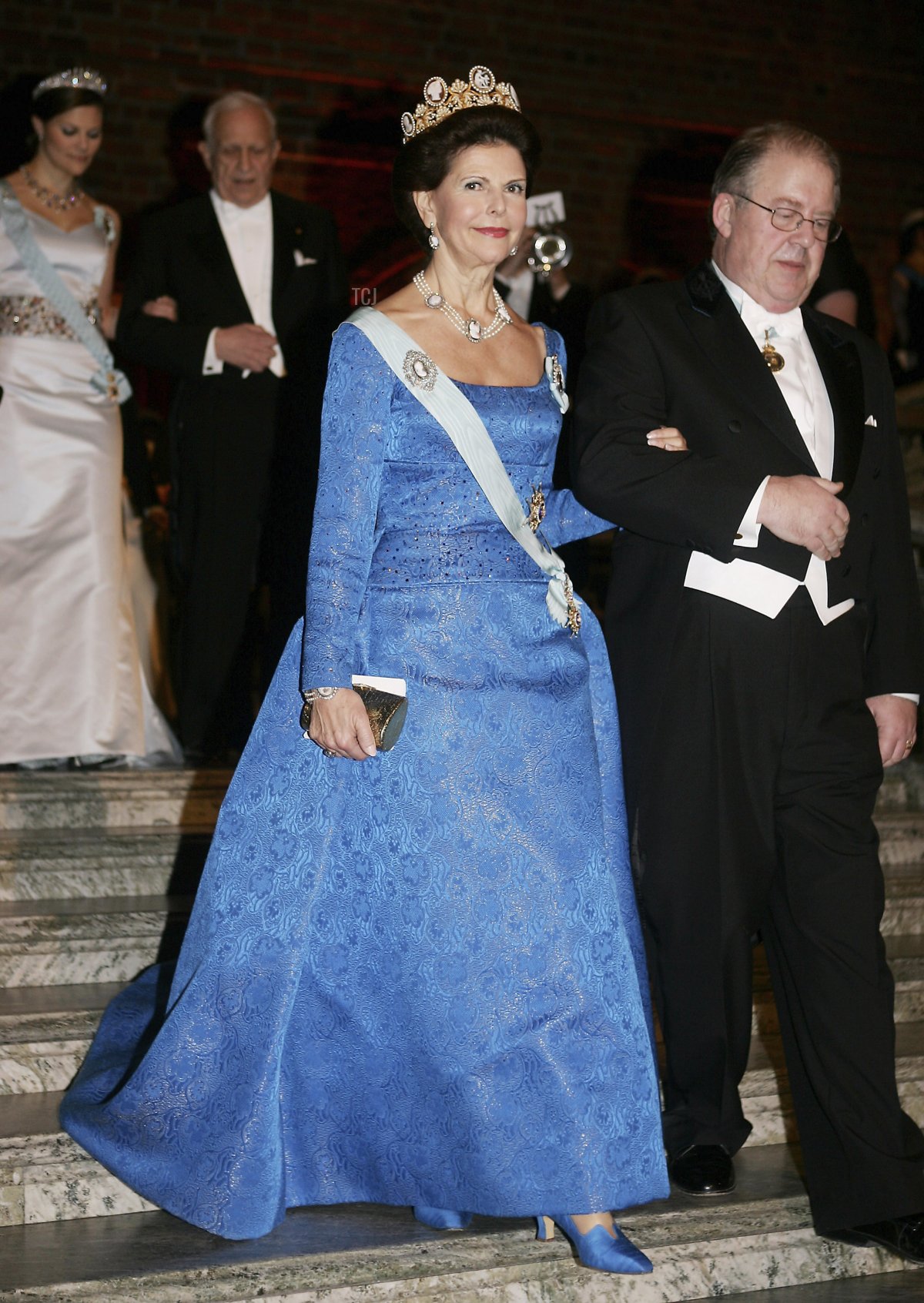 La Regina Silvia di Svezia e un ospite arrivano al Banchetto Nobel tenuto presso il Municipio il 10 dicembre 2005 a Stoccolma, Svezia