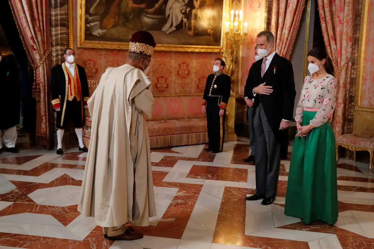 Il Presidente del Governo, Pedro Sánchez (terzo da destra), il Re Felipe VI di Spagna e la Regina Letizia di Spagna ricevono il nuovo ambasciatore nigeriano durante una ricezione del corpo diplomatico accreditato in Spagna durante un atto celebrativo al Palazzo Reale il 17 gennaio 2022 a Madrid, Spagna