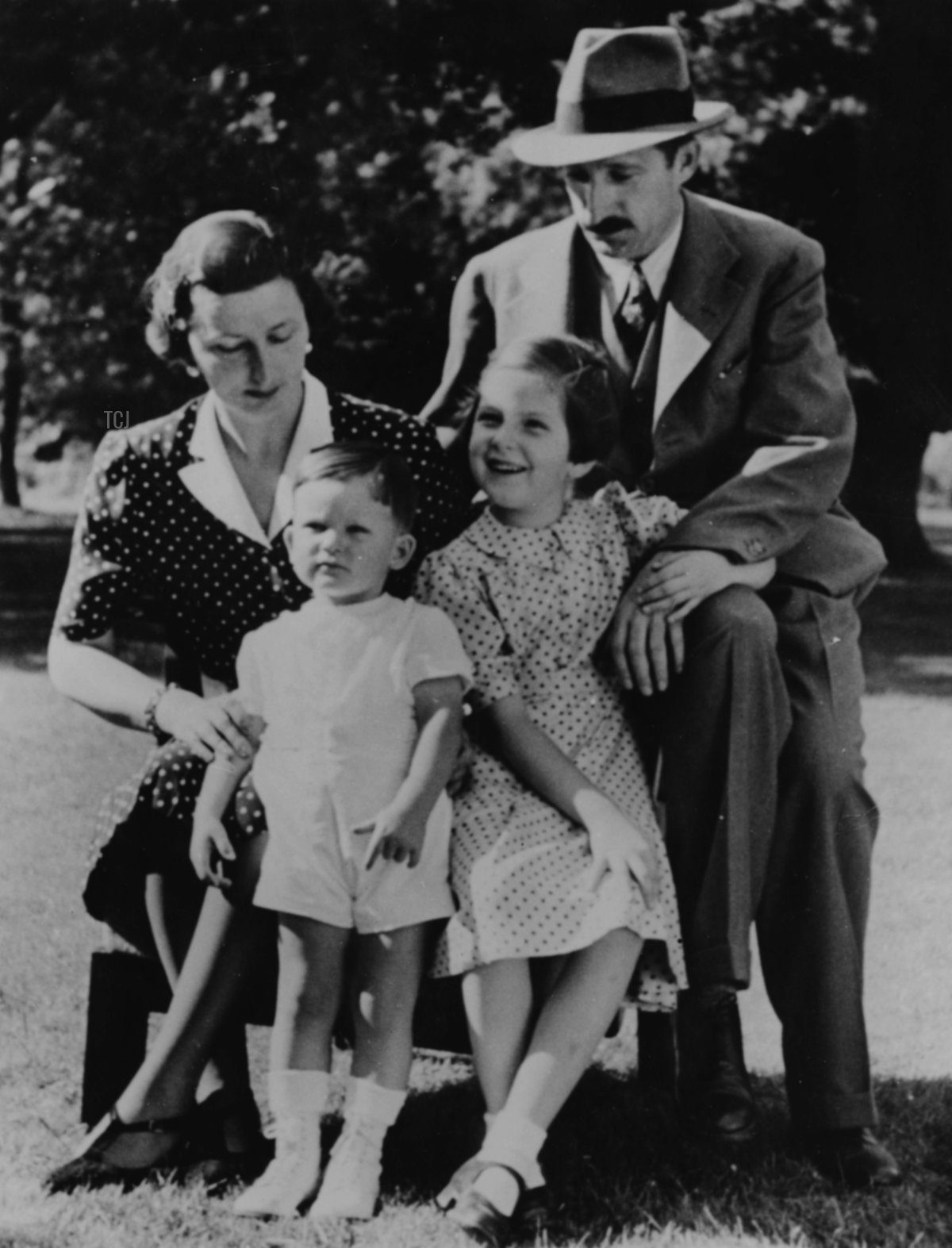 Ritratto del re Boris III di Bulgaria con sua moglie Giovanna e i suoi figli, principe ereditario Simeon e principessa Marie Louise, insieme in giardino, 18 giugno 1939