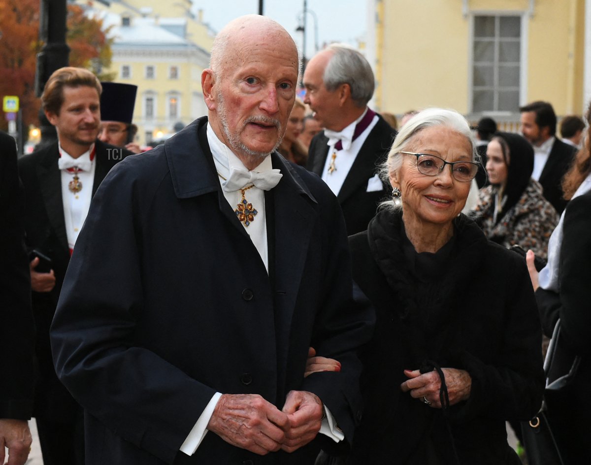 L'ex re bulgaro Simeon II e sua moglie Margarita arrivano per partecipare a una cena durante il matrimonio del granduca George Mikhailovich Romanov e Victoria Romanovna Bettarini a San Pietroburgo, il 1 ottobre 2021