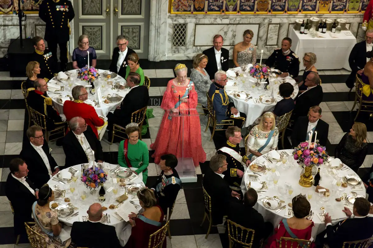 La Regina Margrethe di Danimarca (C) tiene il discorso di compleanno per il Principe Ereditario Frederik di Danimarca durante la cena di gala nella Sala dei Cavalieri in occasione del 50° compleanno del Principe Ereditario al Palazzo Christiansborg il 26 maggio 2018 a Copenaghen, Danimarca