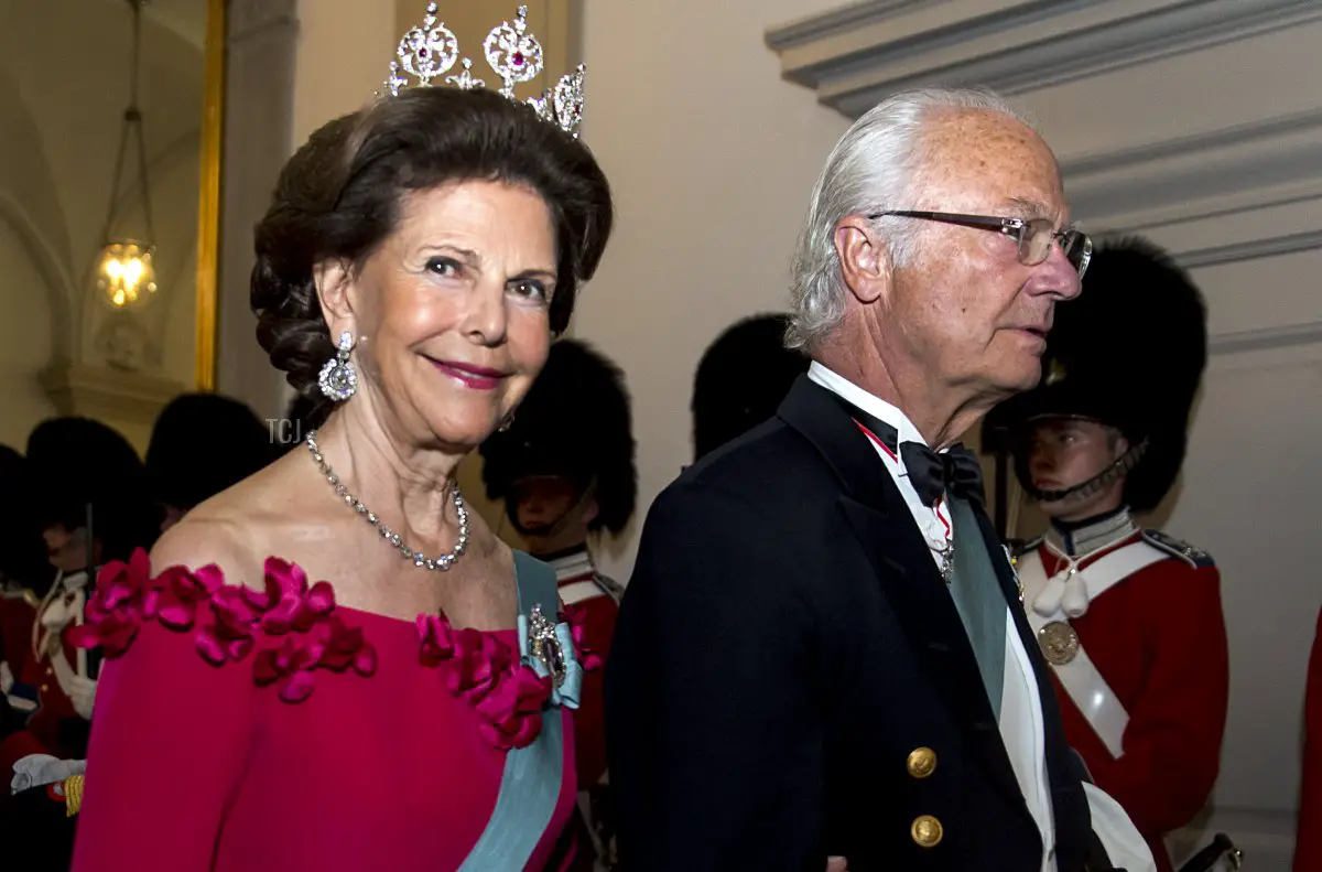 Re Carlo Gustavo di Svezia e moglie Regina Silvia arrivano al banchetto di gala in occasione del 50° compleanno del Principe Ereditario al Palazzo Christiansborg il 26 maggio 2018 a Copenaghen, Danimarca