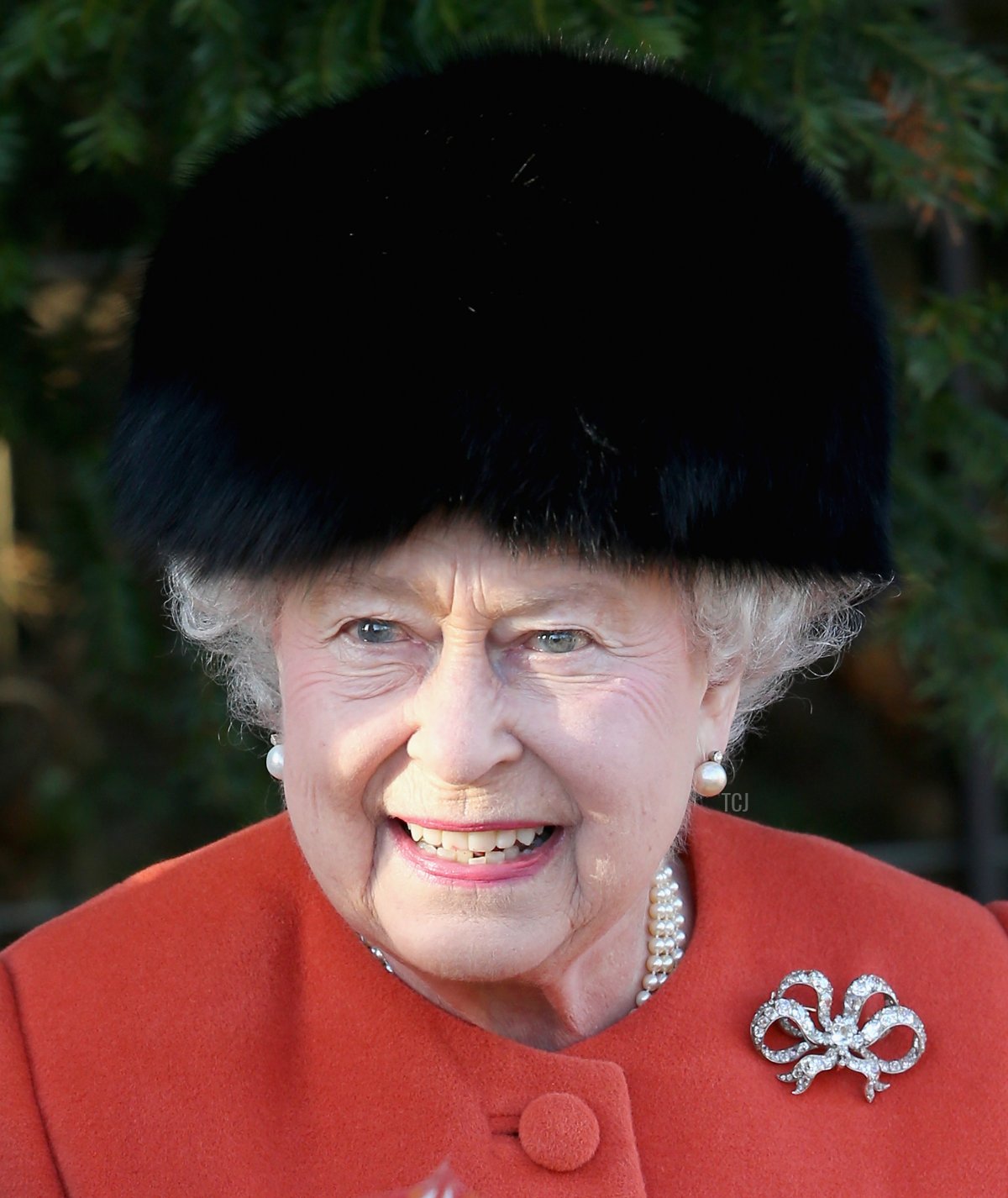 La regina Elisabetta II lascia il servizio del giorno di Natale a Sandringham il 25 dicembre 2013 a King's Lynn, Inghilterra