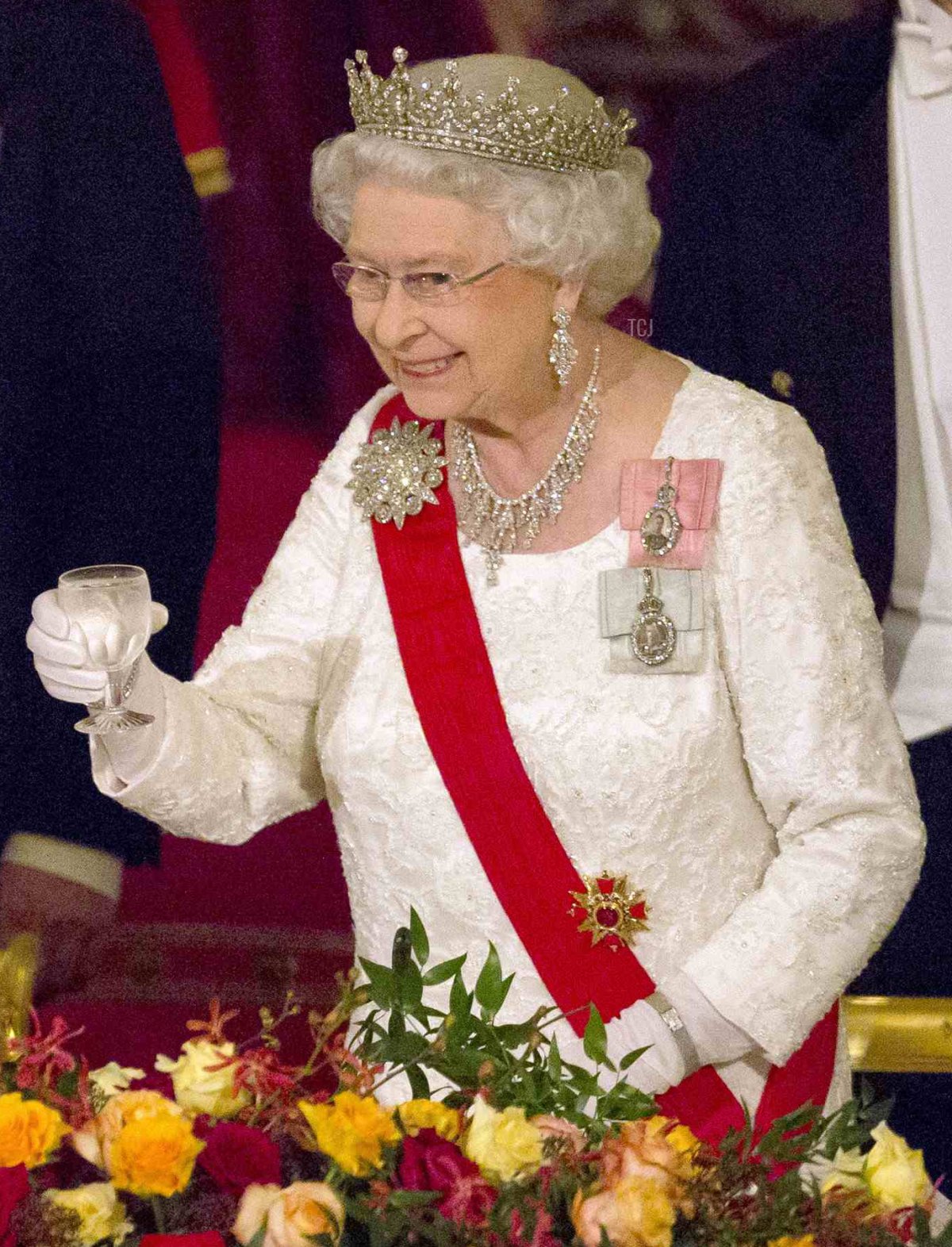 Il presidente della Corea del Sud Park Geun-hye (a sinistra) e la regina Elisabetta II (al centro) brindano durante un banchetto di Stato a Buckingham Palace il 5 novembre 2013 a Londra, Inghilterra.