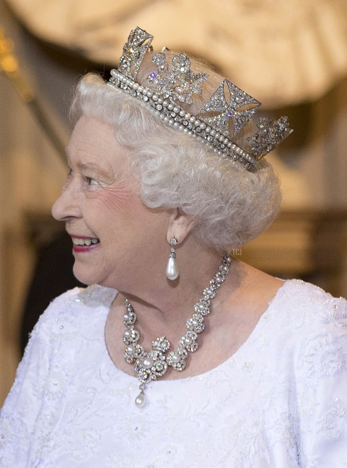 La regina Elisabetta II viene vista mentre aspetta il suo carro per lasciare il Palazzo di Westminster dopo il Discorso della Regina durante l'apertura del Parlamento nella Camera dei Lords al Palazzo di Westminster il 4 giugno 2014 a Londra, Inghilterra