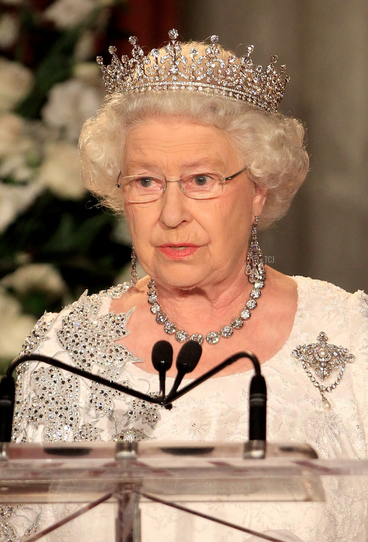 La regina Elisabetta II pronuncia un discorso durante una cena all'Hotel Royal York il 5 luglio 2010 a Toronto, Canada