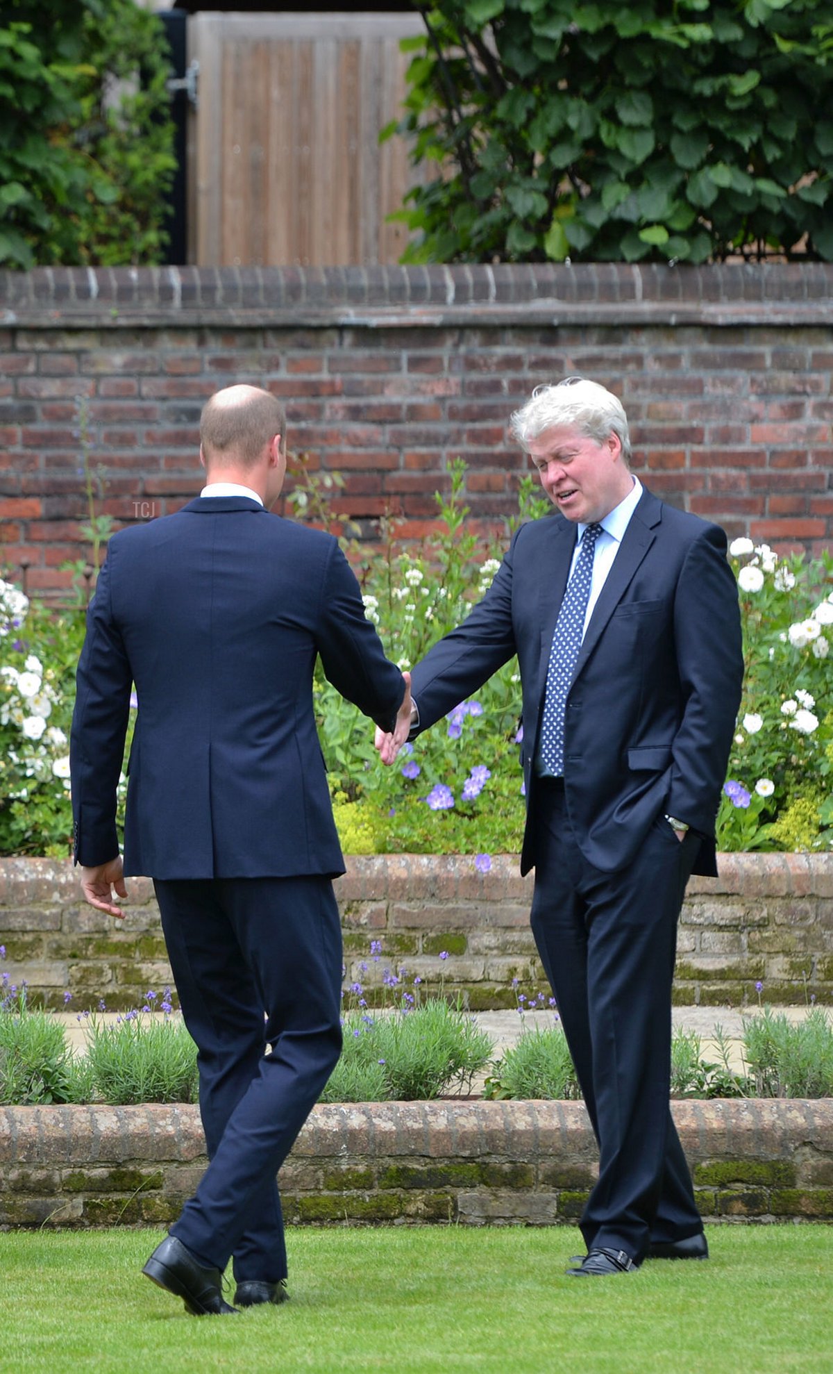 Il Principe Harry, Duca di Sussex e il Principe William, Duca di Cambridge incontrano Lady Sarah McCorquodale, Lady Jane Fellowes e il Conte Spencer prima della svelamento di una statua della Principessa del Galles nel Giardino Incurvato a Kensington, in occasione di quello che sarebbe stato il suo 60° compleanno il 1 luglio 2021 a Londra, Inghilterra