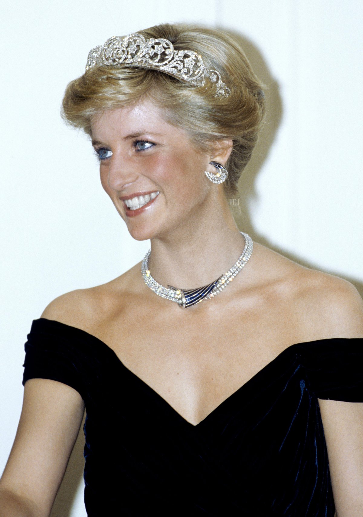 Sua Altezza Reale Diana, Principessa del Galles, indossando la tiara della famiglia Spencer e orecchini, collana e bracciale in diamante e zaffiro crescenti donati da lei dal Sultano dell'Oman durante un banchetto il 02 novembre 1987 a Bonn, Germania