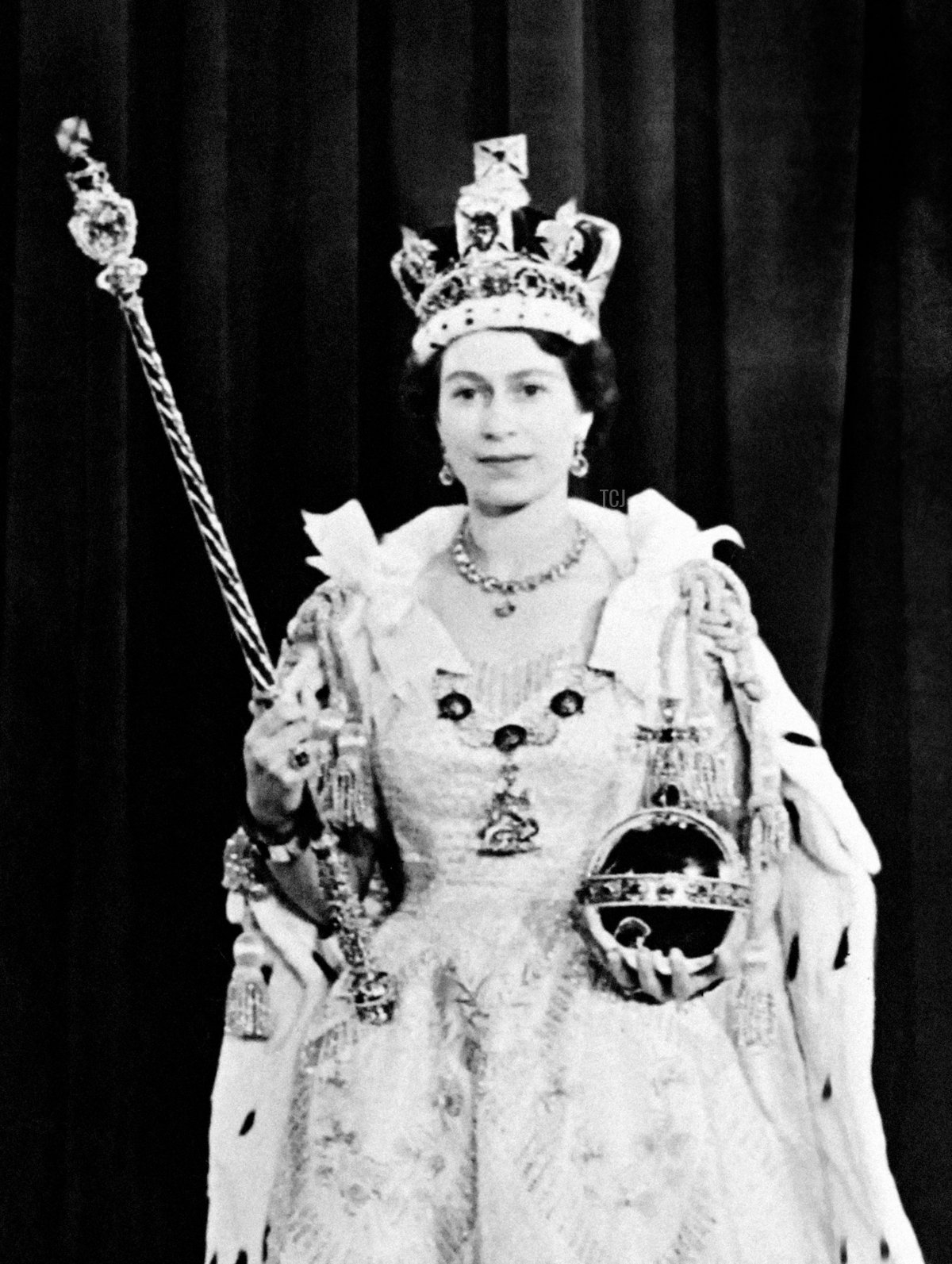 Ritratto scattato il 2 giugno 1953 che mostra la regina britannica Elisabetta II durante la sua incoronazione, la prima a essere trasmessa in televisione