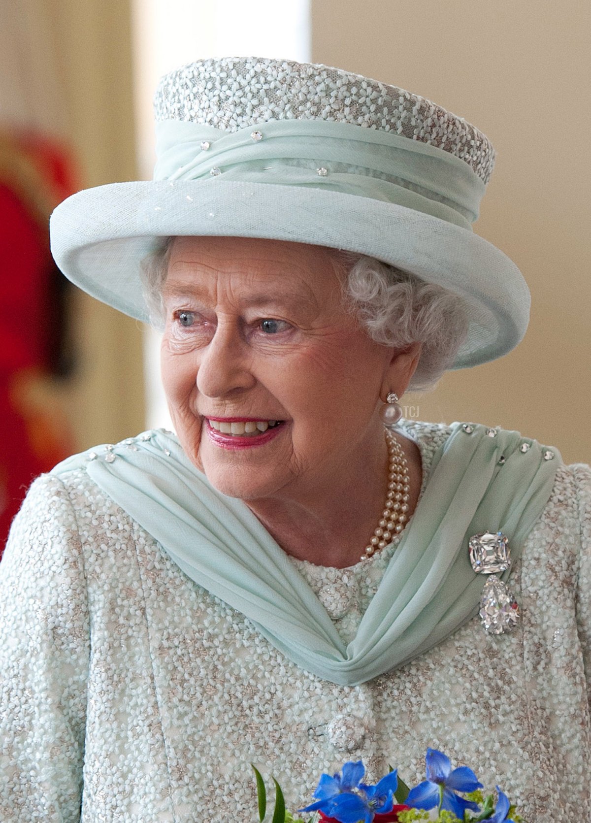 La regina Elisabetta II tiene un mazzo di fiori mentre arriva a Buckingham Palace alla fine di una processione di carrozza dopo un servizio nazionale di ringraziamento in onore del Giubileo di diamante della regina il 5 giugno 2012 a Londra, Inghilterra