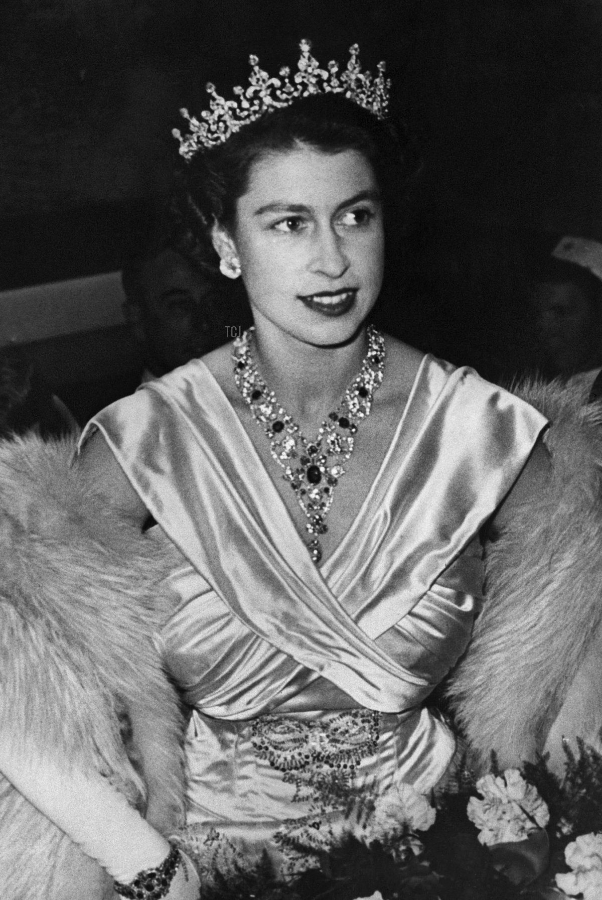 La Principessa Elisabetta indossa una tiara e tiene un bouquet di fiori al Warner Theatre di Londra mentre partecipa alla prima del film britannico The Lady With A Lamp, 22 settembre 1951