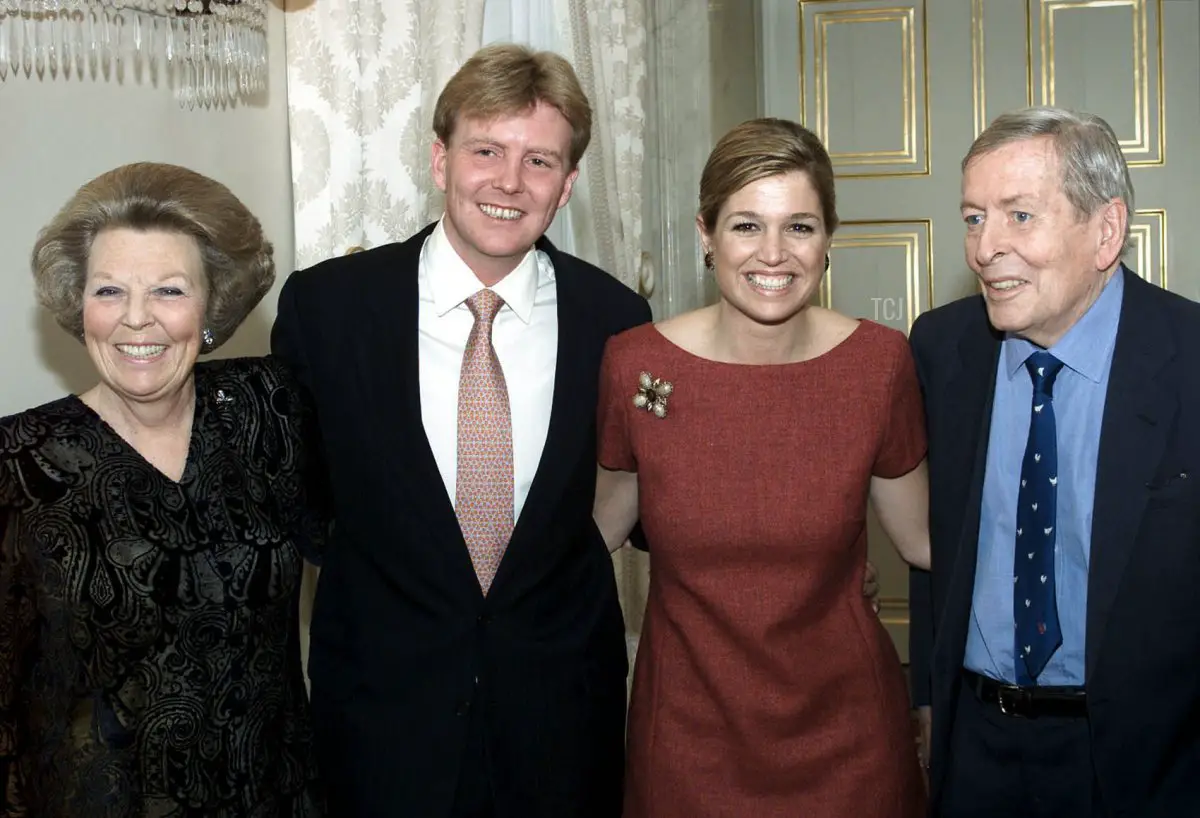 La Regina d'Olanda Beatrix, il Principe ereditario Willem Alexander, Maxima Zorreguieta e il Principe Claus posano per i fotografi prima dell'annuncio del fidanzamento del Principe ereditario e dell'argentina Maxima, al palazzo reale Noordeinde all'Aja il 30 marzo 2001