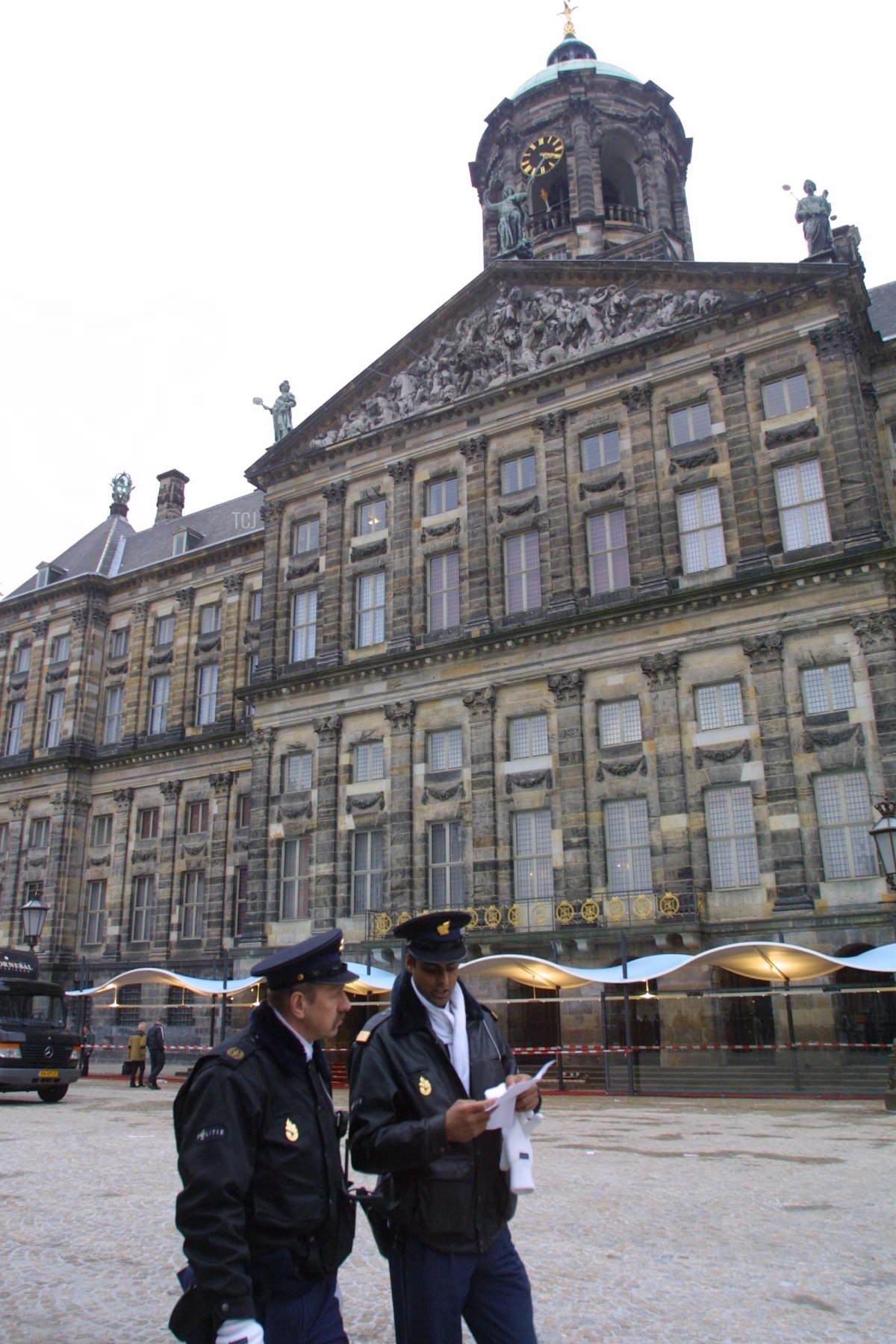 Polizia pattuglia il cortile esterno del Palazzo Reale il 30 gennaio 2002 ad Amsterdam, Paesi Bassi, dove l'argentina Maxima Zorreguieta e il Principe ereditario Willem Alexander si presenteranno come coppia sposata il 2 febbraio 2002