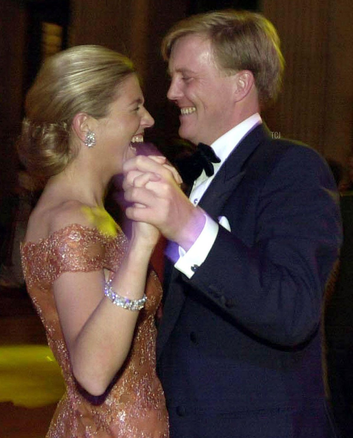 Il Principe ereditario Willem-Alexander e la sua fidanzata argentina Maxima Zorreguieta aprono il ballo con un ballo dopo una cena formale al palazzo reale di Amsterdam, 31 gennaio 2002