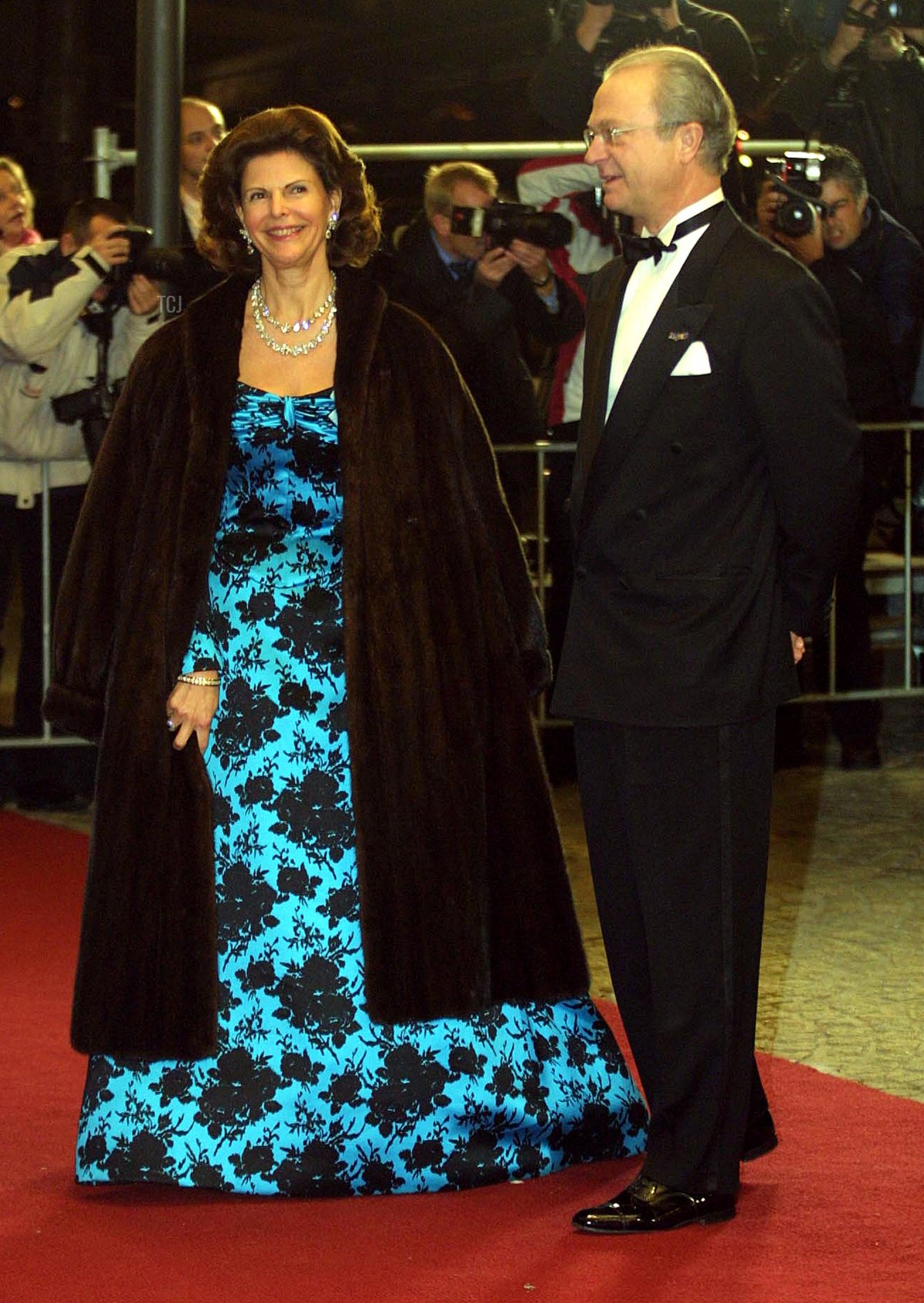 Il Re Gustavo e la Regina Silvia di Svezia arrivano al Palazzo Reale il 31 gennaio 2002 ad Amsterdam, Paesi Bassi per una cena organizzata dal Principe ereditario Willem Alexander e dall'argentina Maxima Zorreguieta