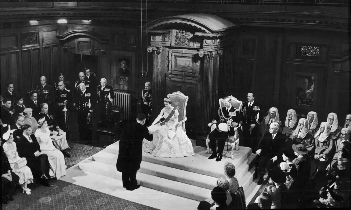 Sua Maestà Regina Elisabetta II mentre apre una sessione del Parlamento della Nuova Zelanda il 12 gennaio 1954 nella Sala del Consiglio Legislativo, Palazzo del Parlamento