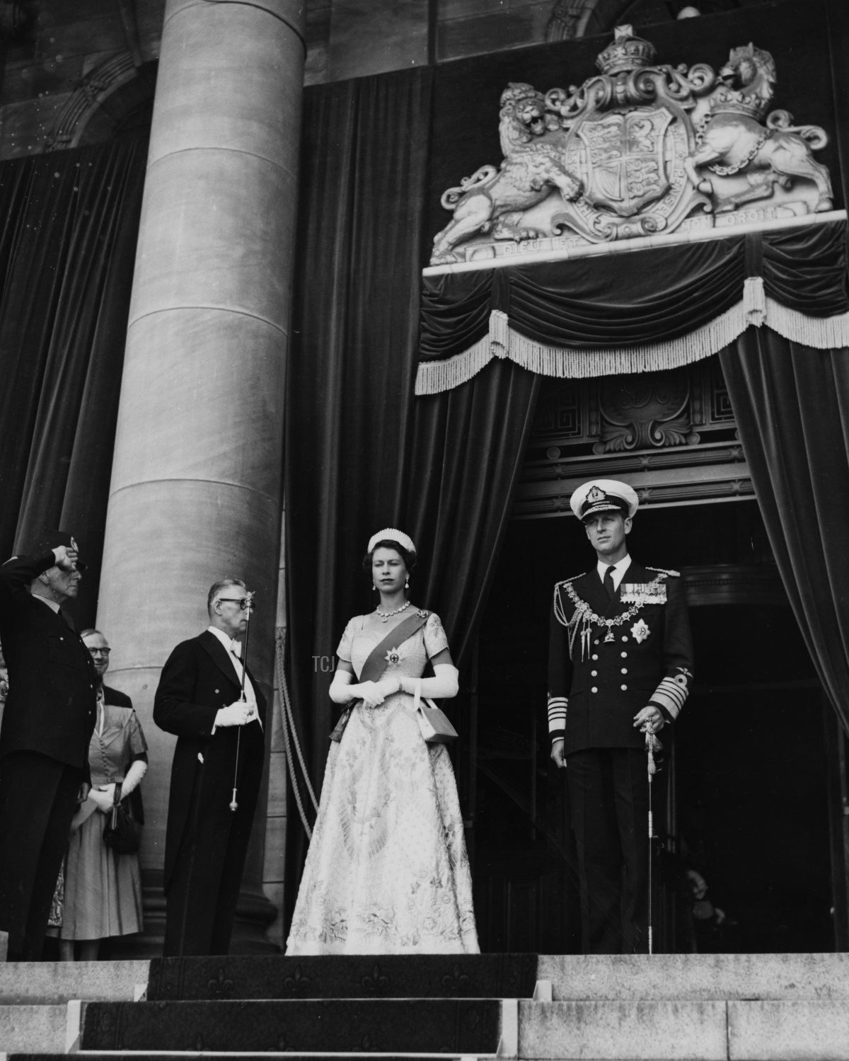 Regina Elisabetta II e il Duca di Edimburgo in abiti formali mentre lasciano Palazzo del Parlamento durante il loro Tour Reale in Nuova Zelanda, 1954