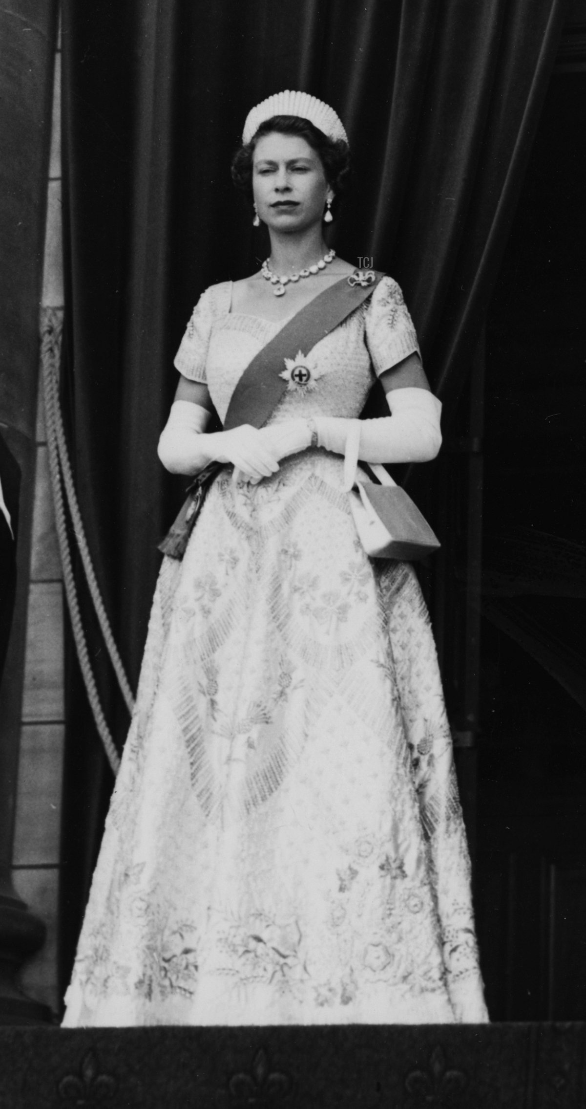 Regina Elisabetta II e il Duca di Edimburgo in abiti formali mentre lasciano Palazzo del Parlamento durante il loro Tour Reale in Nuova Zelanda, 1954