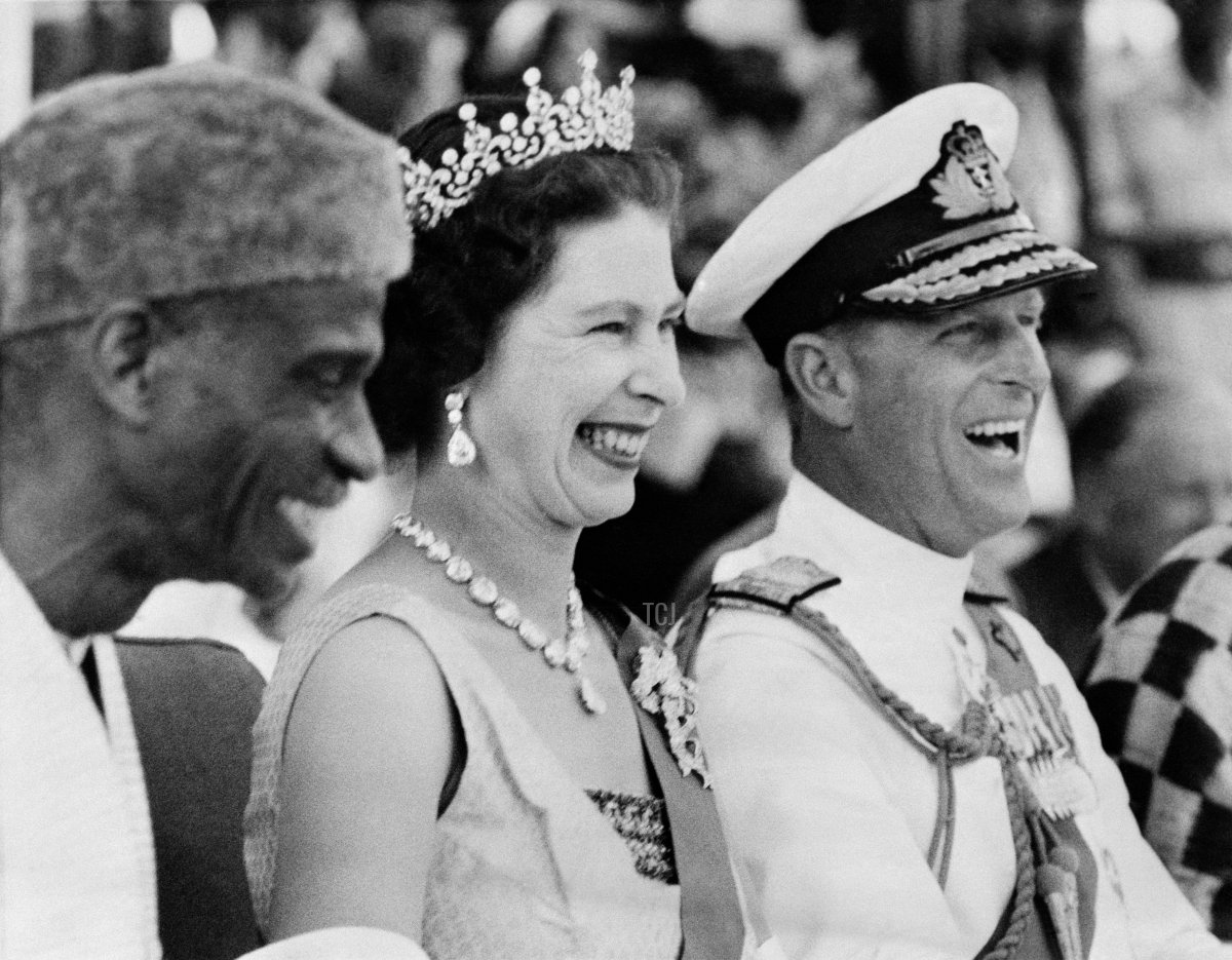 La Regina Elisabetta II e il Principe Filippo, Duca di Edimburgo, ridono il 4 dicembre 1961 mentre osservano i danzatori Susu durante la loro visita nella Provincia Settentrionale della Sierra Leone