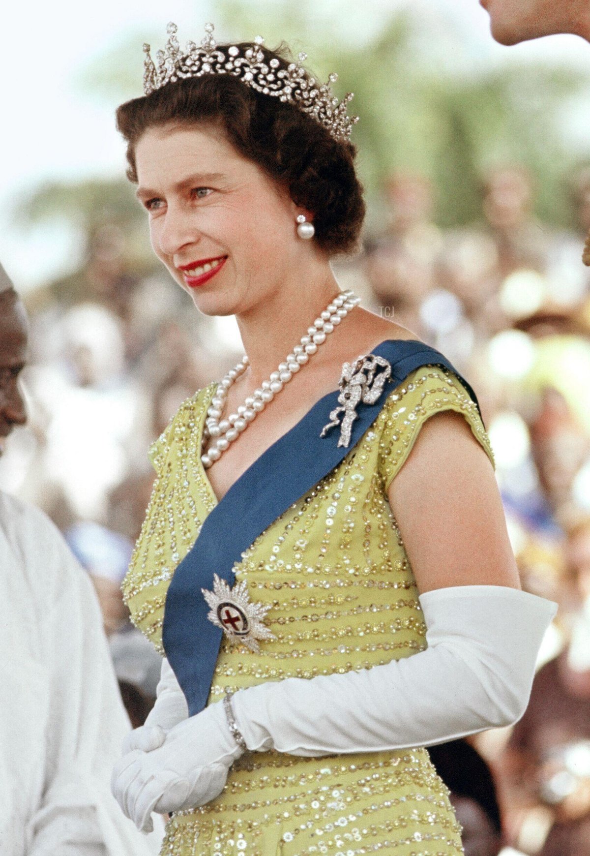 La Regina Elisabetta II con il marito il Principe Filippo, Duca di Edimburgo, fotografata durante un durbar a Bo, Sierra Leone, novembre 1961