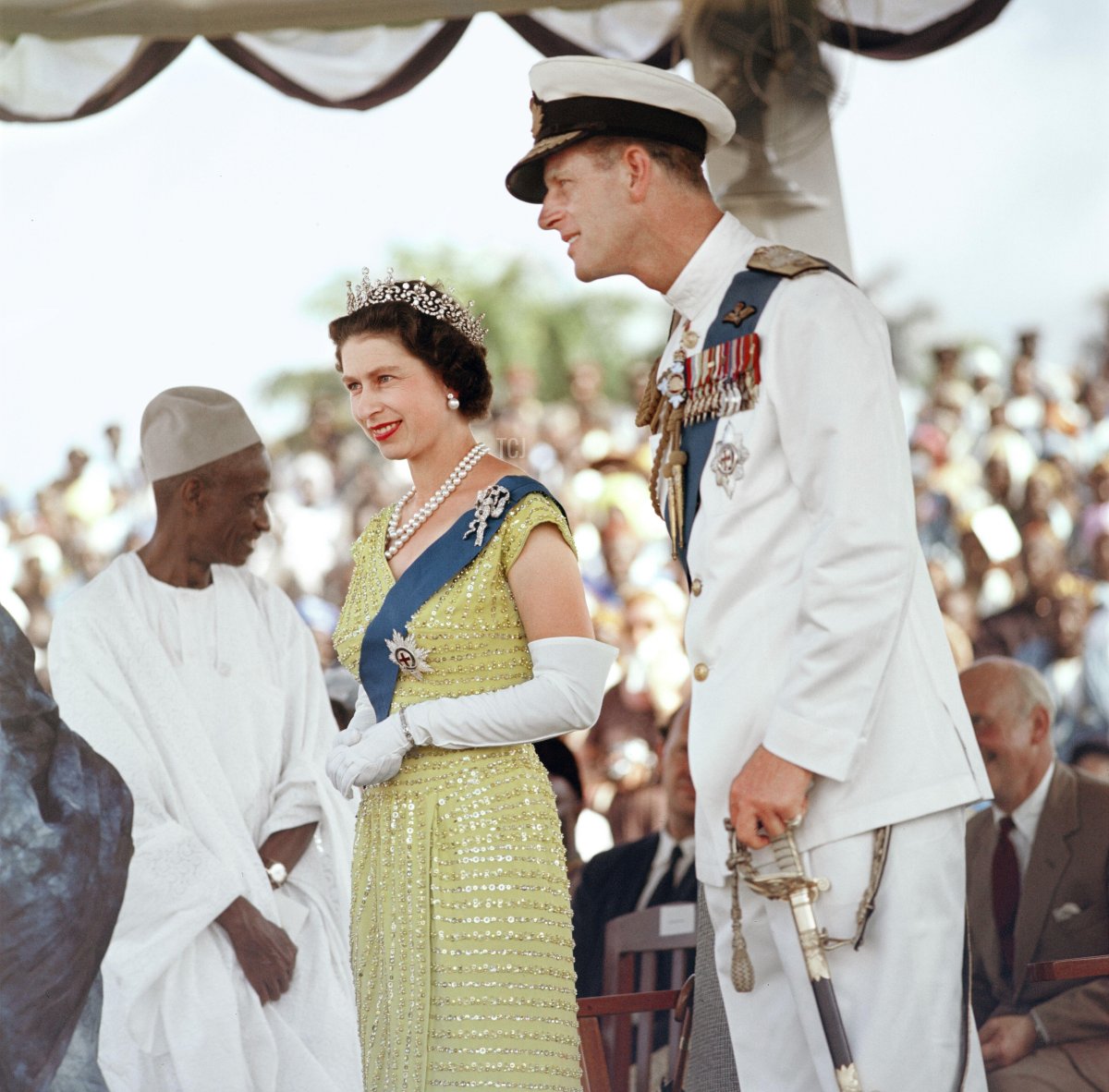 La Regina Elisabetta II con suo marito il Principe Filippo, Duca di Edimburgo, fotografata durante un durbar a Bo, Sierra Leone, novembre 1961