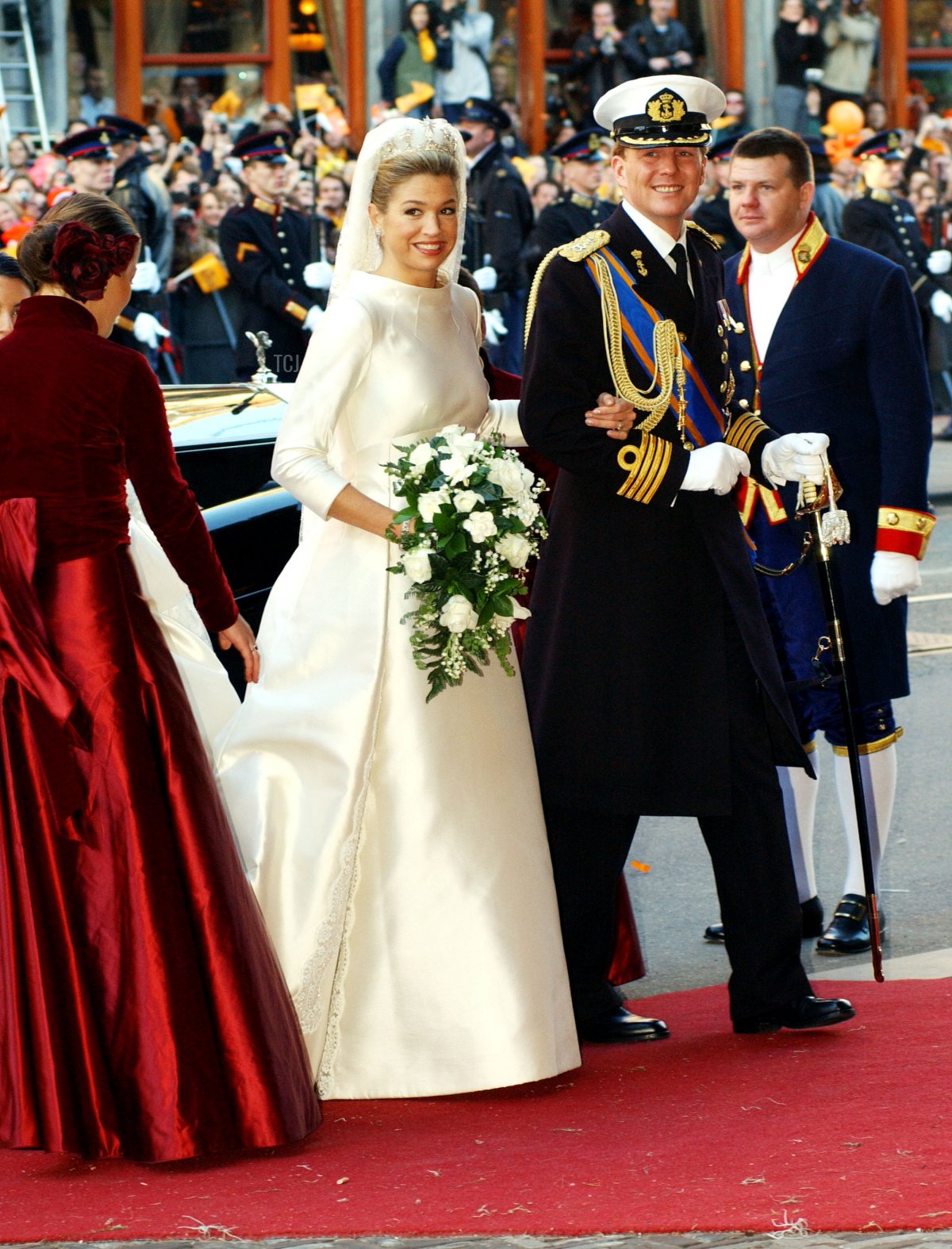 Il principe Willem Alexander dei Paesi Bassi insieme alla sua nuova sposa, la principessa Maxima, arrivano in chiesa prima del loro matrimonio ad Amsterdam il 2 febbraio 2002 (Anthony Harvey/Getty Images)