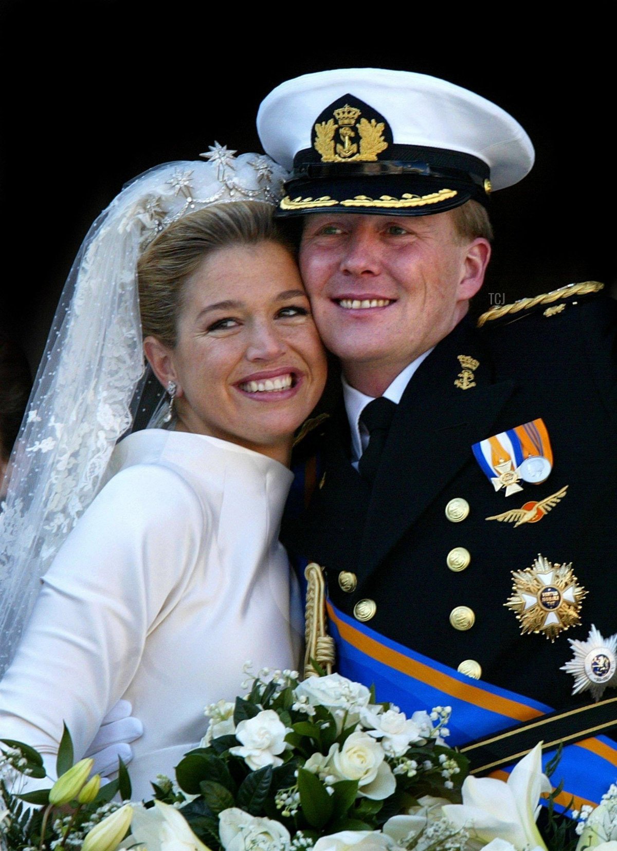 Miglia di persone nelle strade di Amsterdam e milioni sui teleschermi hanno assistito al matrimonio del principe ereditario Willem Alexander e della principessa Maxima il 02 febbraio 2002