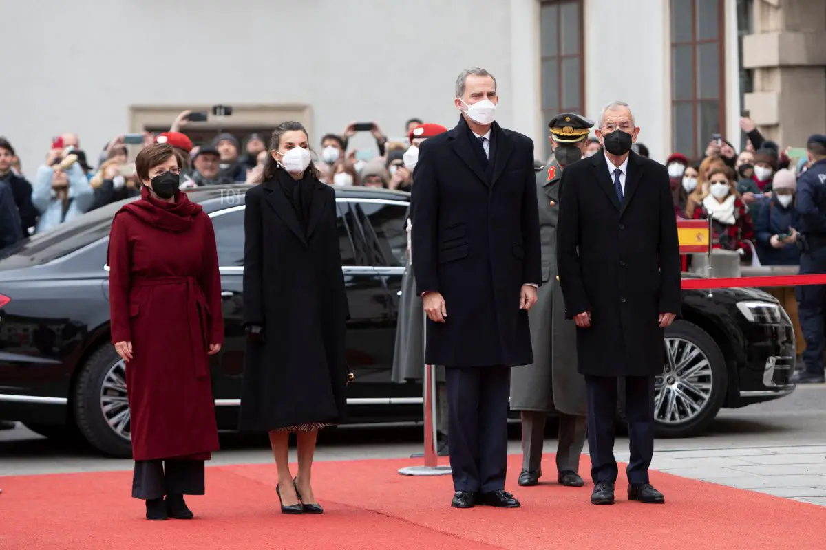 Il Re Felipe VI di Spagna (a destra) e la Regina Letizia di Spagna (2° a sinistra), il Presidente austriaco Alexander Van der Bellen (2° a destra) e sua moglie Doris Schmidauer (a sinistra) partecipano alla cerimonia ufficiale di benvenuto all'inizio della visita della coppia reale con onori militari a Vienna il 31 gennaio 2022