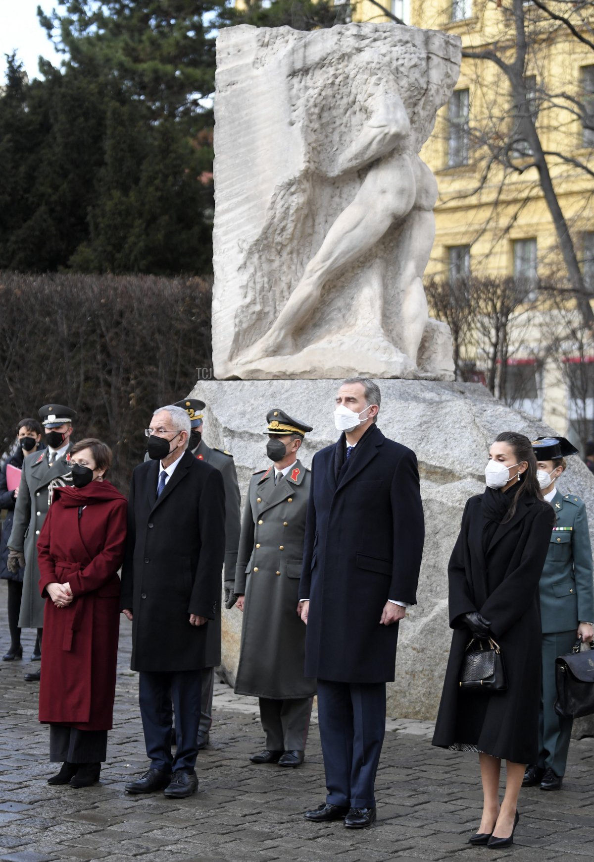 Il Re Felipe VI di Spagna (2° a destra) e la Regina Letizia di Spagna (a destra), il Presidente austriaco Alexander Van der Bellen (2° a sinistra) e sua moglie Doris Schmidauer (a sinistra) partecipano a una cerimonia di deposizione di una corona durante la visita della coppia reale a Vienna il 31 gennaio 2022