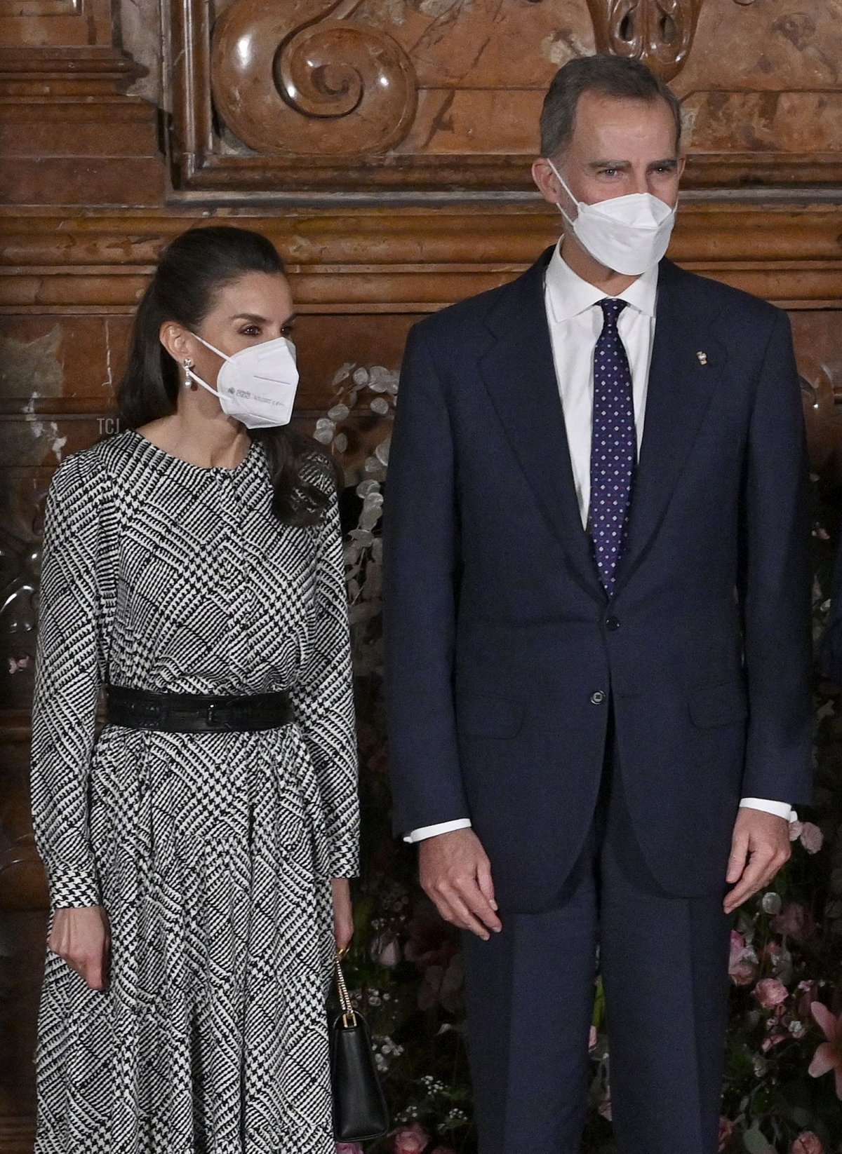 Il Re Felipe VI di Spagna (2° a sinistra) e la Regina Letizia di Spagna (a sinistra), il Presidente austriaco Alexander Van der Bellen (2° a destra) e sua moglie Doris Schmidauer (a destra) posano per una foto prima dell'apertura della mostra 'Dali-Freud' al Museo Belvedere di Vienna il 31 gennaio 2022