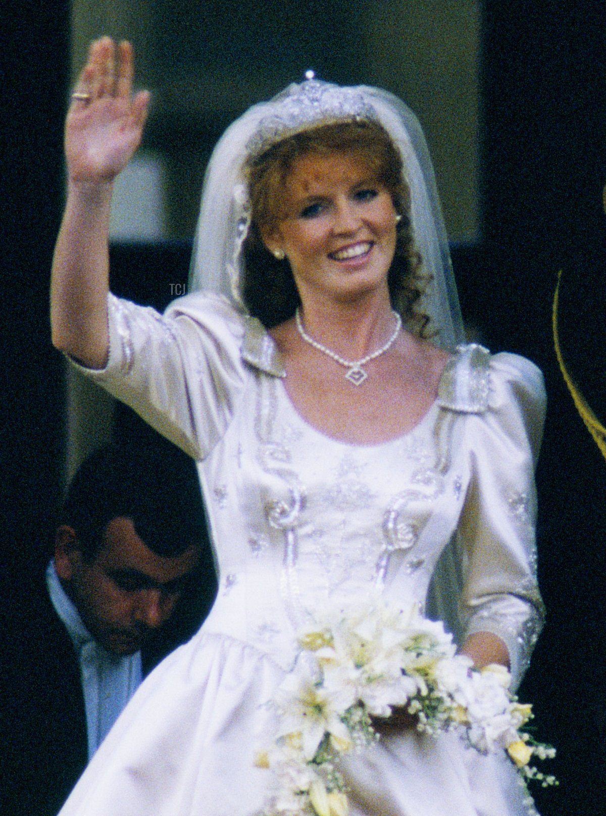 La Duchessa di York saluta dal balcone di Buckingham Palace dopo il suo matrimonio reale, luglio 1986 (Peter Jordan/Alamy)