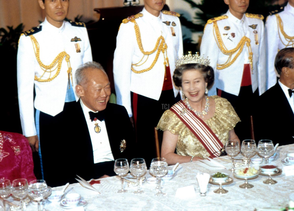 La Regina Elisabetta II e Wee Kim Wee, Presidente di Singapore 1985-1993, partecipano a un banchetto all'Istana, Singapore, 1989