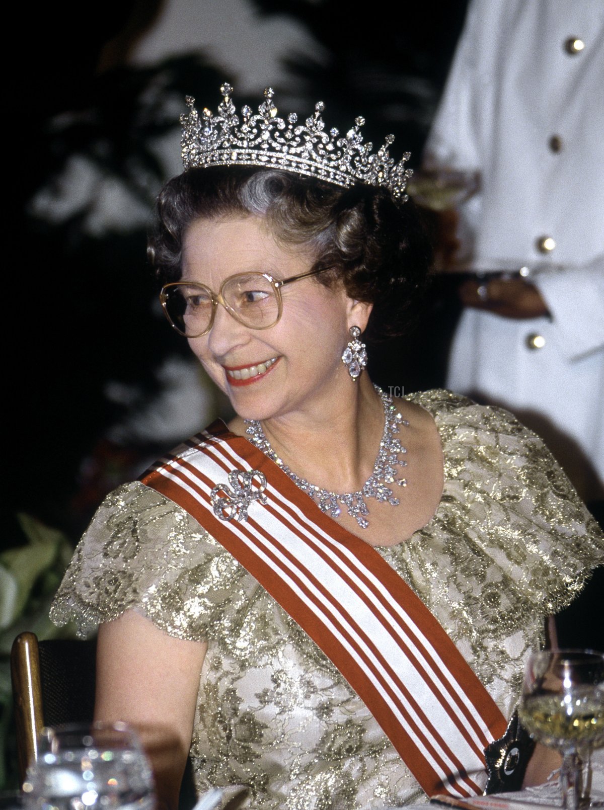 La regina Elisabetta II vista durante un banchetto di stato tenutosi a Singapore dal presidente Wee Kim Wee durante la sua visita ufficiale a Singapore nell'ottobre del 1989