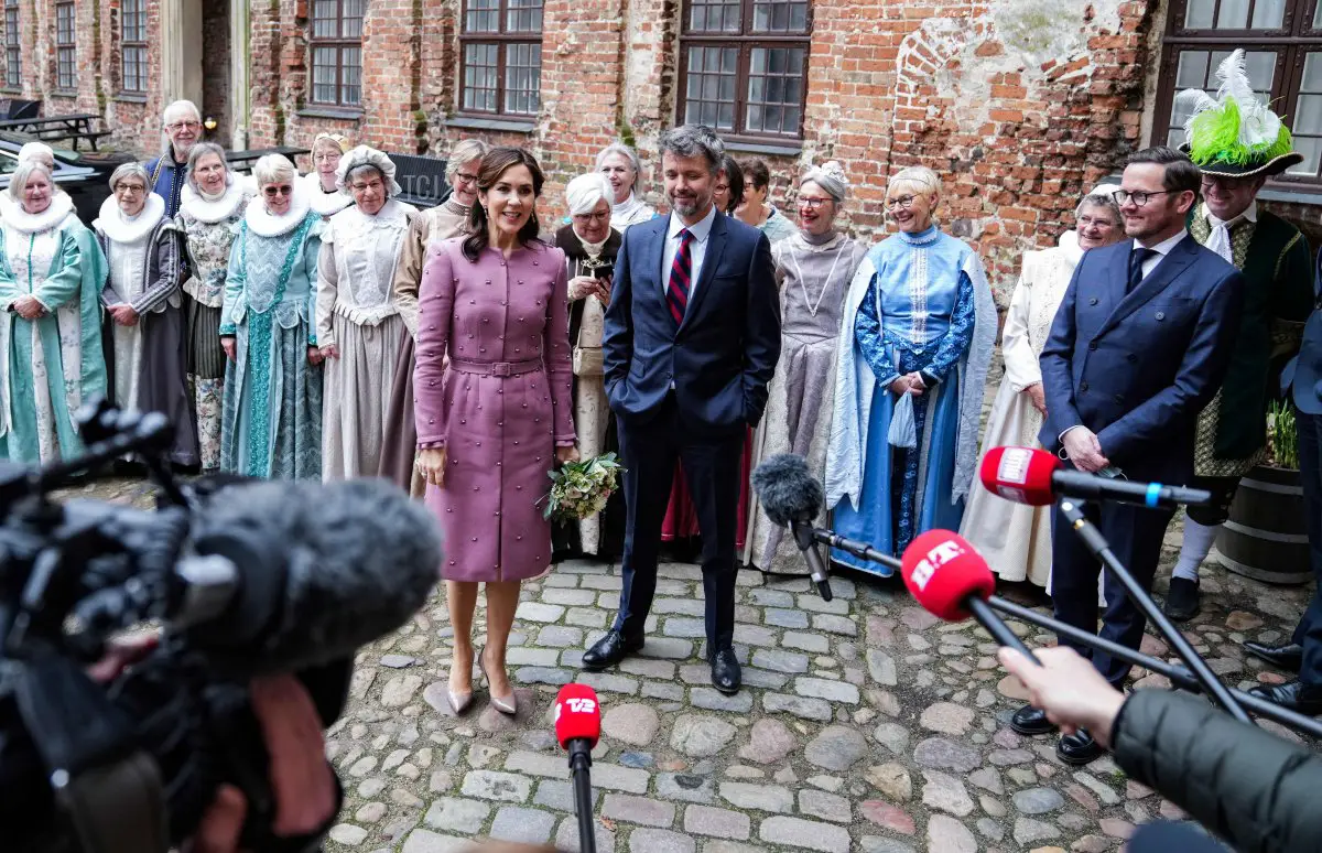 La Principessa Ereditiera Mary di Danimarca e il suo marito, il Principe Frederik, visitano Koldinghus per inaugurare l'esposizione 'Mary e le Principesse' il 31 gennaio 2022 a Kolding