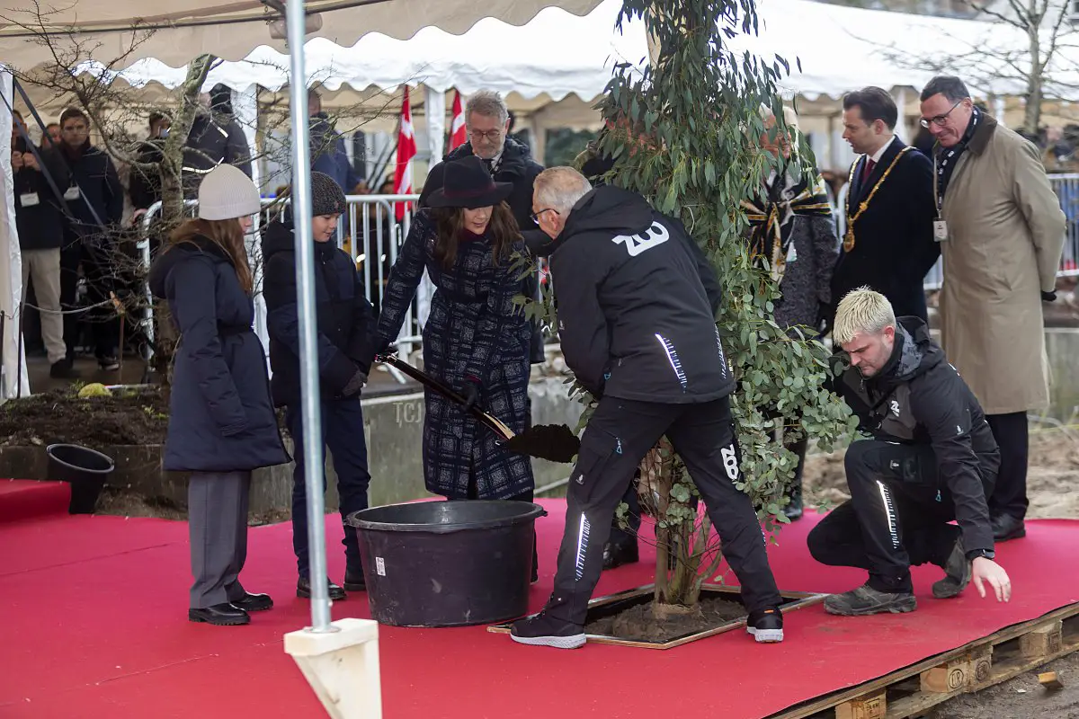 La Principessa Ereditiera Mary di Danimarca, il Principe Vincent e la Principessa Josephine visitano lo Zoo di Copenhagen per tagliare il nastro simbolico per quello che sarà il Giardino Australiano di Mary il 2 febbraio 2022 a Frederiksberg, Danimarca