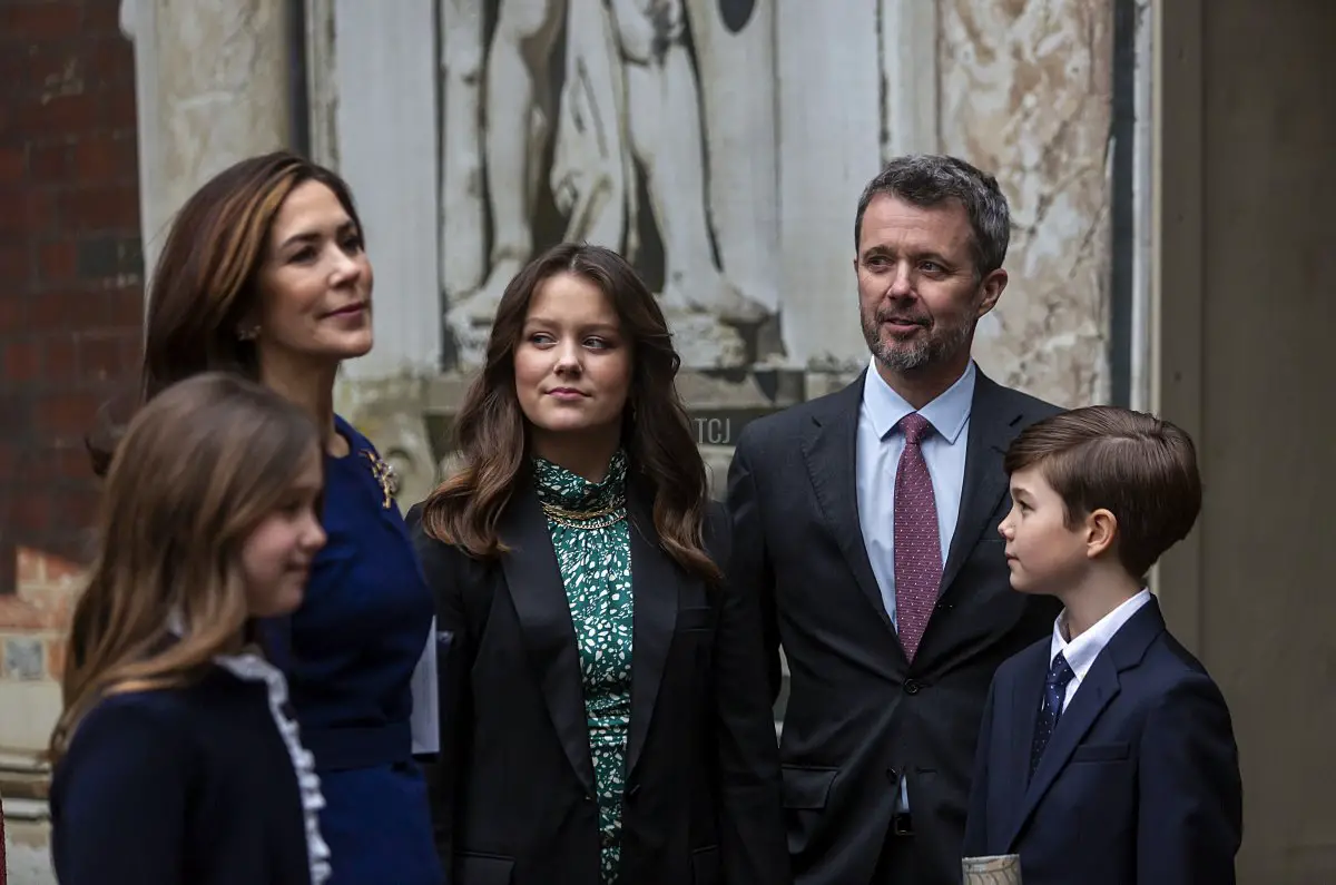 La Principessa Ereditiera Mary di Danimarca con il Principe Frederik e i gemelli, il Principe Vincent e la Principessa Josephine e la loro sorella maggiore, la Principessa Isabella, all'inaugurazione dell'esposizione 'H.K.H. Crown Princess Mary 1972-2022' al Museo di Storia Nazionale di Frederiksborg il 3 febbraio 2022 a Hillerod, Danimarca