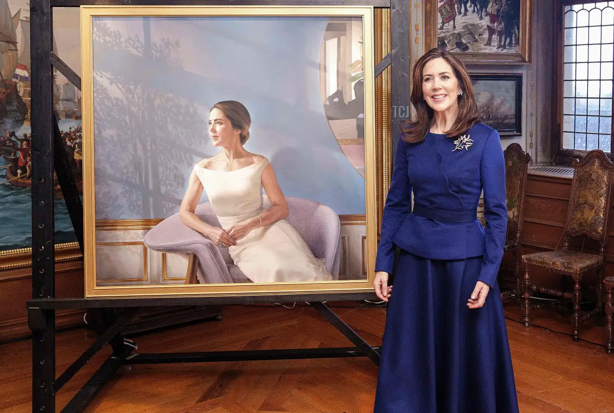 La Principessa Ereditiera Mary di Danimarca svelando, assistita dalla famiglia, un ritratto di se stessa durante l'apertura dell'esposizione 'HRH Crown Princess Mary 1972 - 2022' al Museo di Storia Nazionale al Castello di Frederiksborg a Hillerod, Danimarca, il 3 febbraio 2022