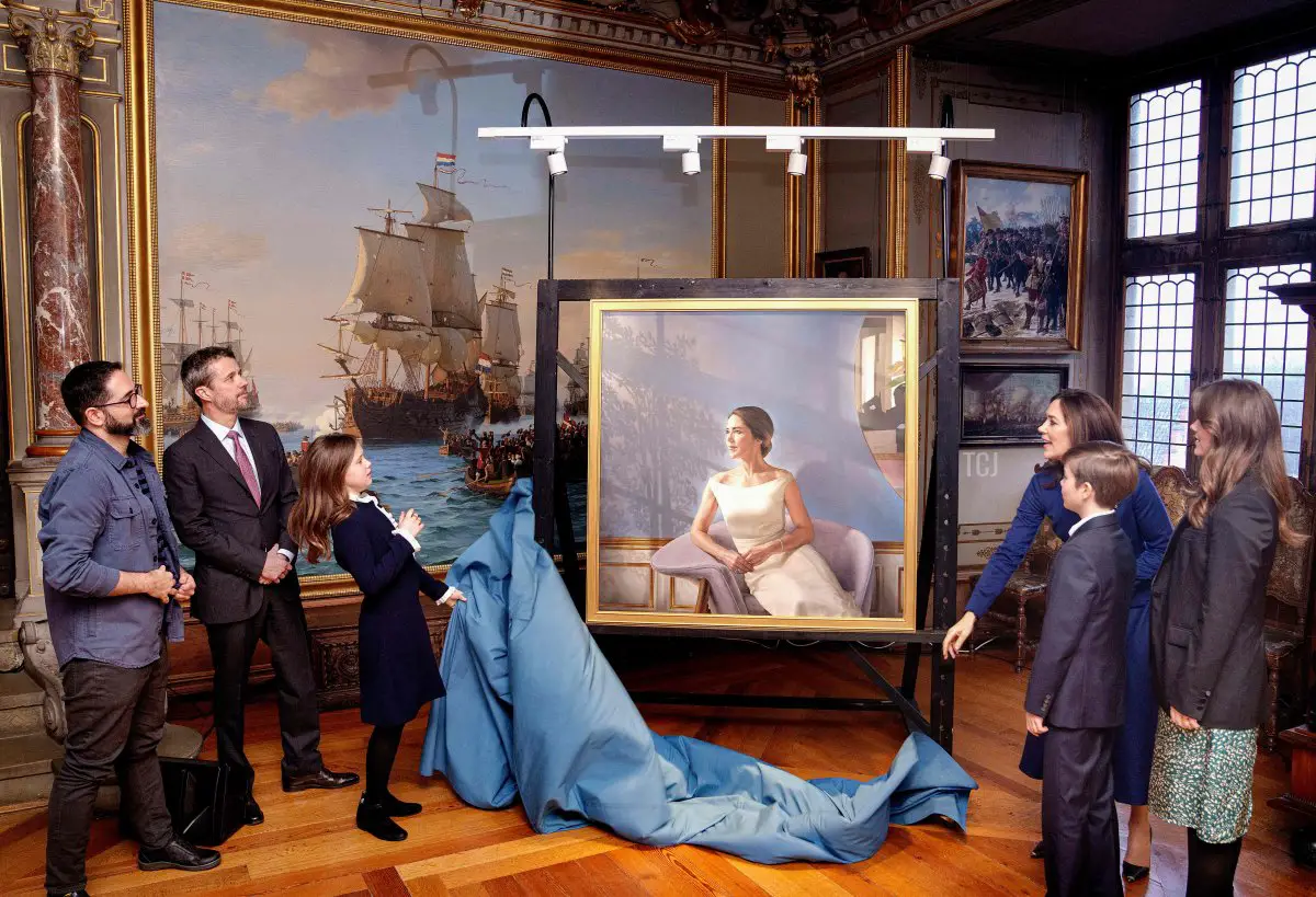 La Principessa Ereditiera Mary di Danimarca svelando, assistita dalla famiglia, un ritratto di se stessa durante l'apertura dell'esposizione 'HRH Crown Princess Mary 1972 - 2022' al Museo di Storia Nazionale al Castello di Frederiksborg a Hillerod, Danimarca, il 3 febbraio 2022