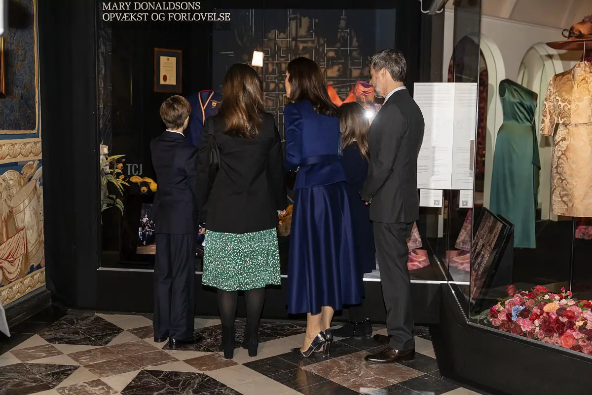 La Principessa Ereditiera Mary di Danimarca con il Principe Frederik e i gemelli, il Principe Vincent e la Principessa Josephine e la loro sorella maggiore, la Principessa Isabella, all'inaugurazione dell'esposizione 'H.K.H. Crown Princess Mary 1972-2022' al Museo di Storia Nazionale di Frederiksborg il 3 febbraio 2022 a Hillerod, Danimarca