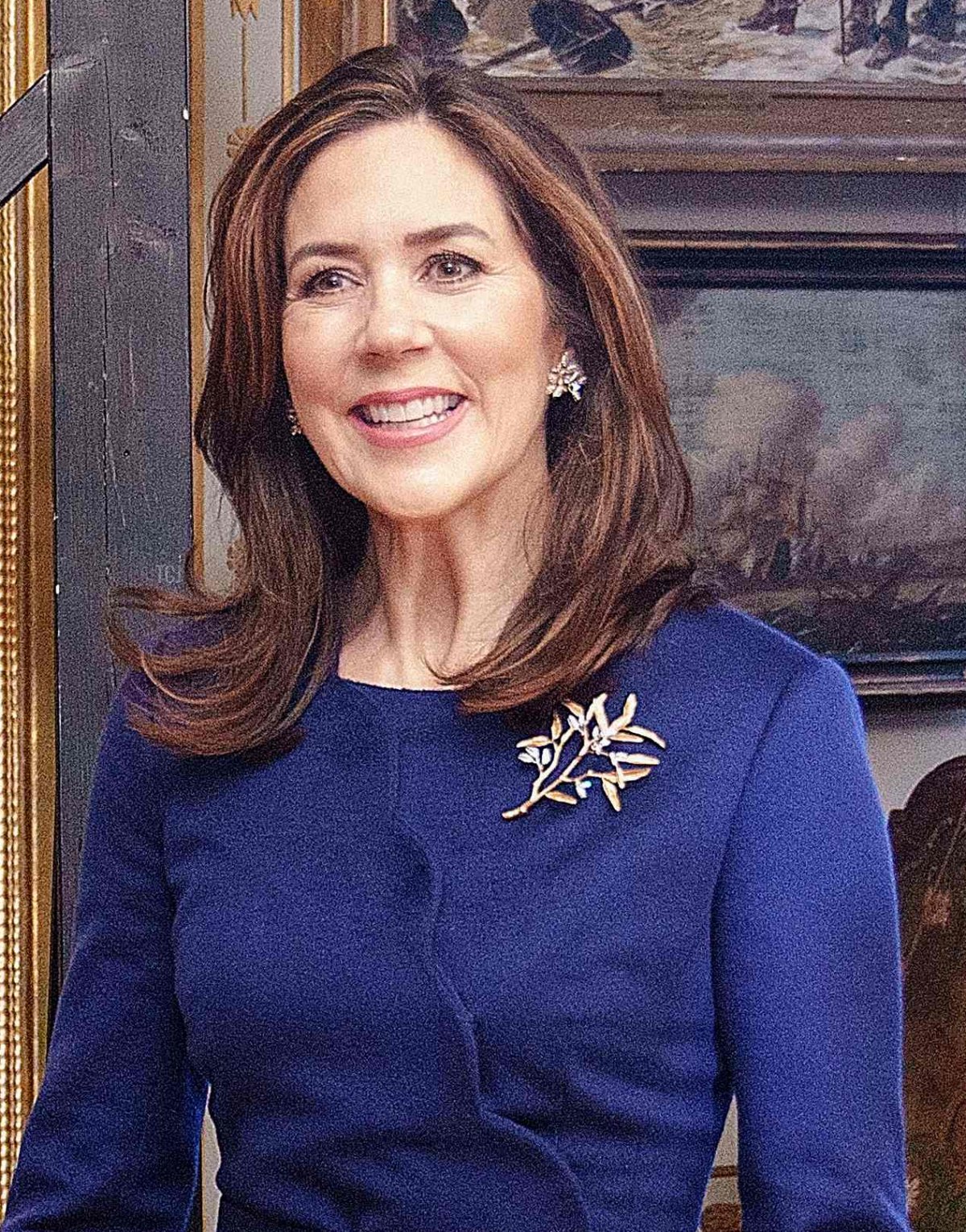 La Principessa Ereditiera Mary di Danimarca svelando, assistita dalla famiglia, un ritratto di se stessa durante l'apertura dell'esposizione 'HRH Crown Princess Mary 1972 - 2022' al Museo di Storia Nazionale al Castello di Frederiksborg a Hillerod, Danimarca, il 3 febbraio 2022