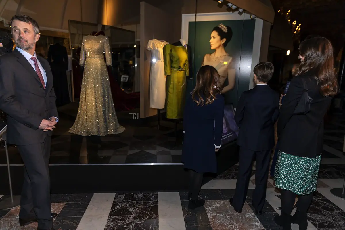 La Principessa Ereditiera Mary di Danimarca insieme al Principe Frederik e ai gemelli, il Principe Vincent e la Principessa Josephine e la loro sorella maggiore, la Principessa Isabella, all'inaugurazione dell'esposizione 'H.K.H. Crown Princess Mary 1972-2022' al Museo di Storia Nazionale di Frederiksborg il 3 febbraio 2022 a Hillerod, Danimarca