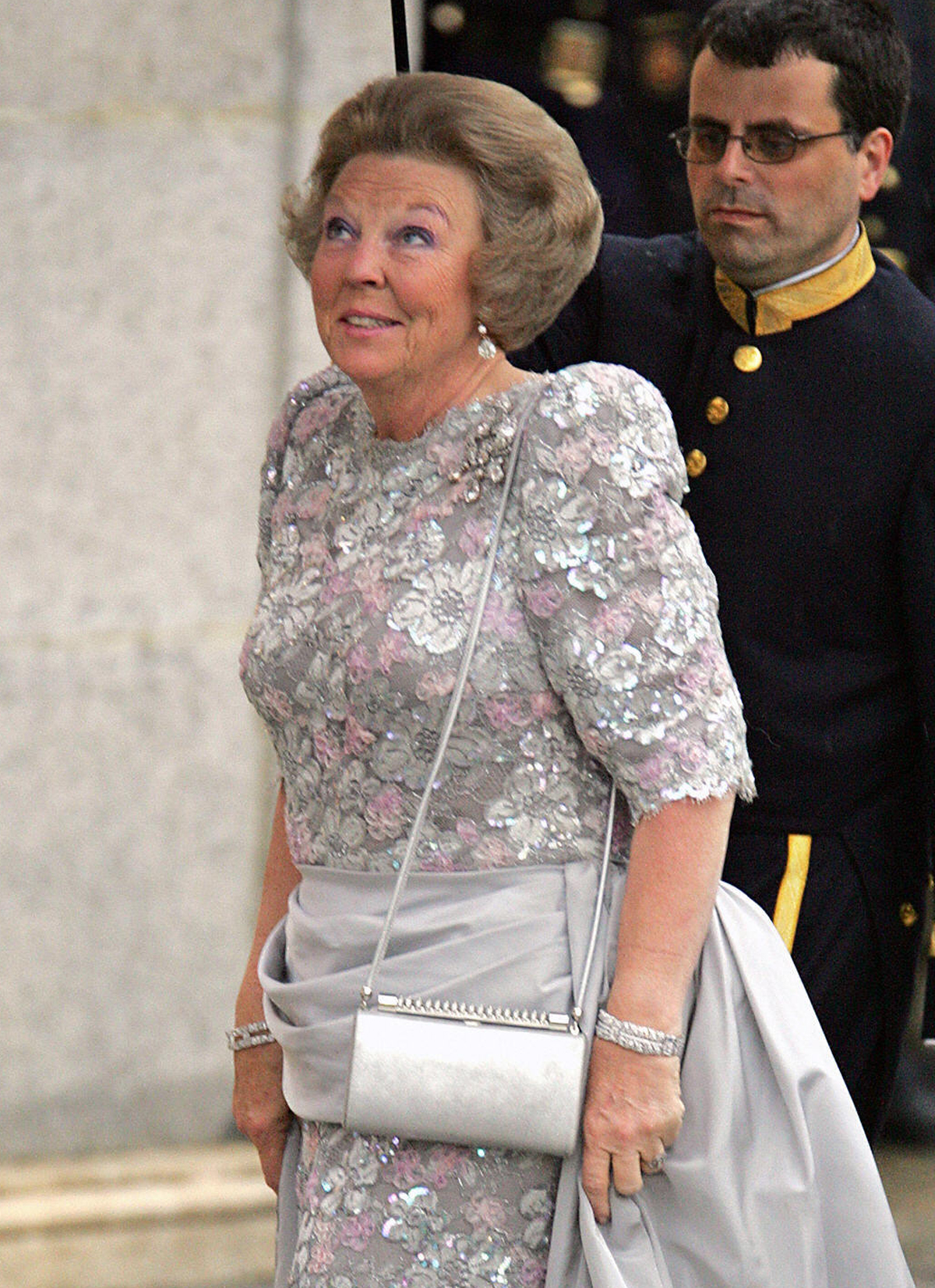 La Regina dei Paesi Bassi partecipa a una cena ufficiale al Palazzo Reale di El Pardo la notte prima del matrimonio del Principe delle Asturie e Letizia Ortiz Rocasolano, 21 maggio 2004 (ODD ANDERSEN/AFP/Getty Images)